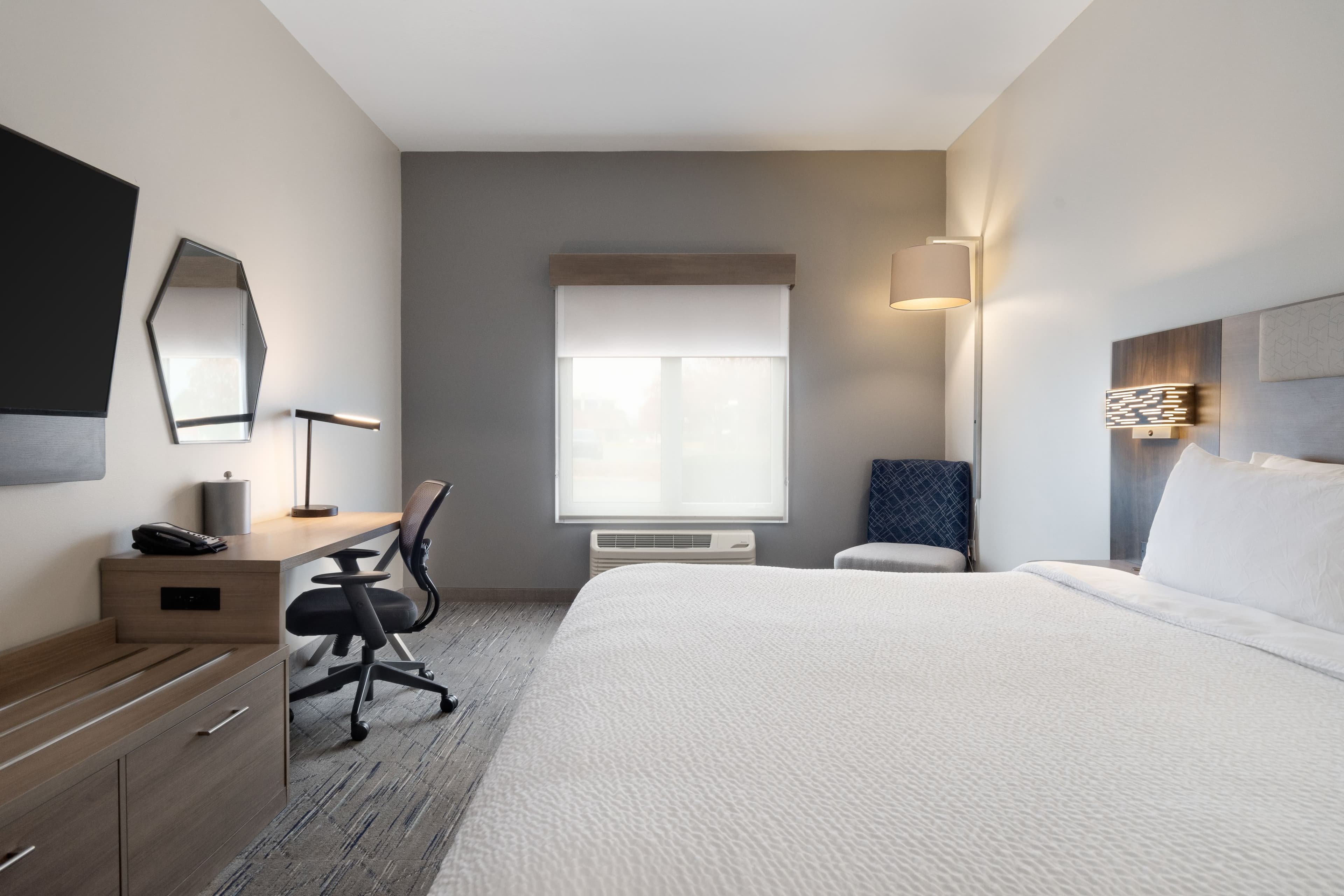 Holiday Inn Express & Suites Saginaw - Image 2