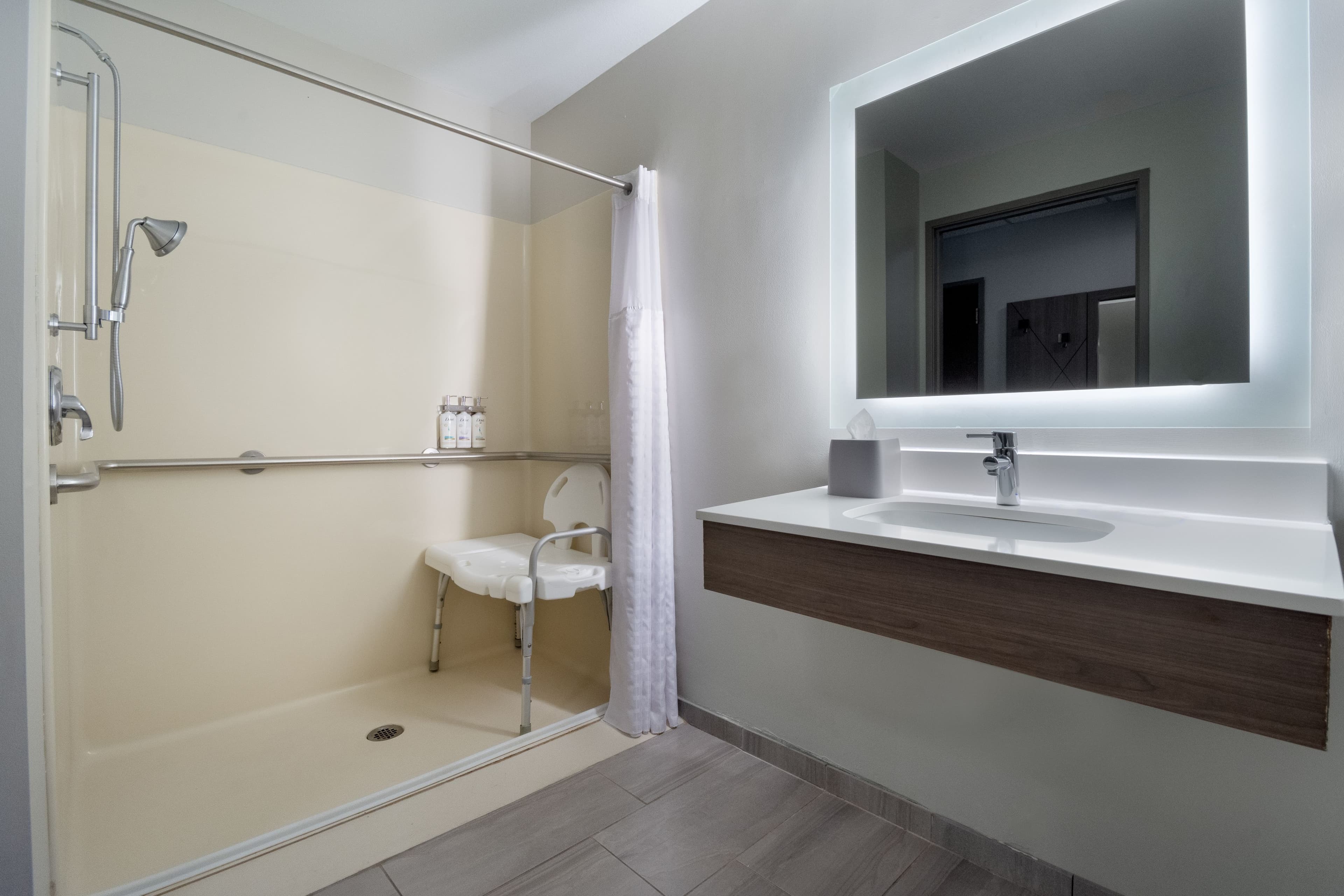 Holiday Inn Express & Suites Saginaw — 12