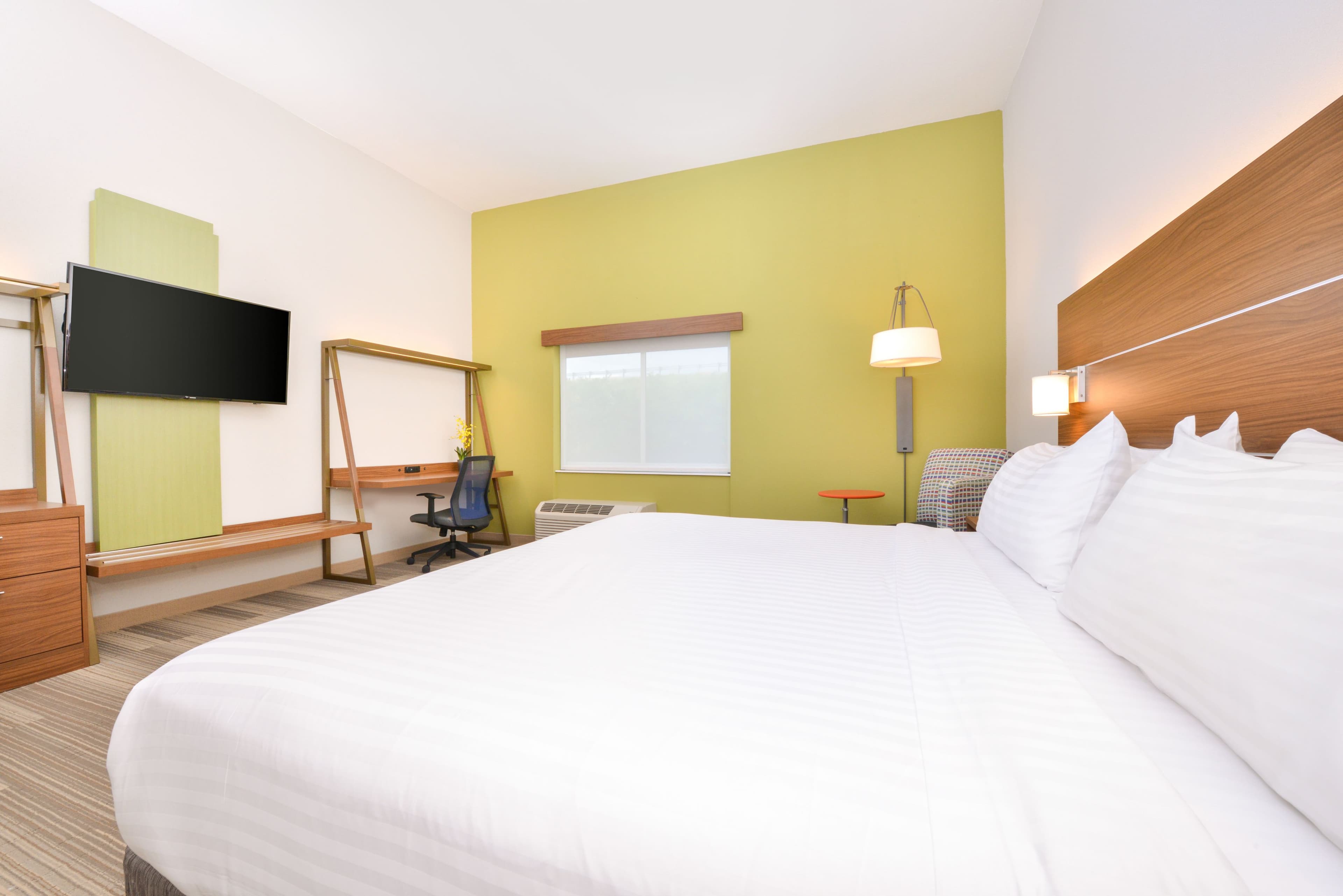 Holiday Inn Express & Suites Salem — 8