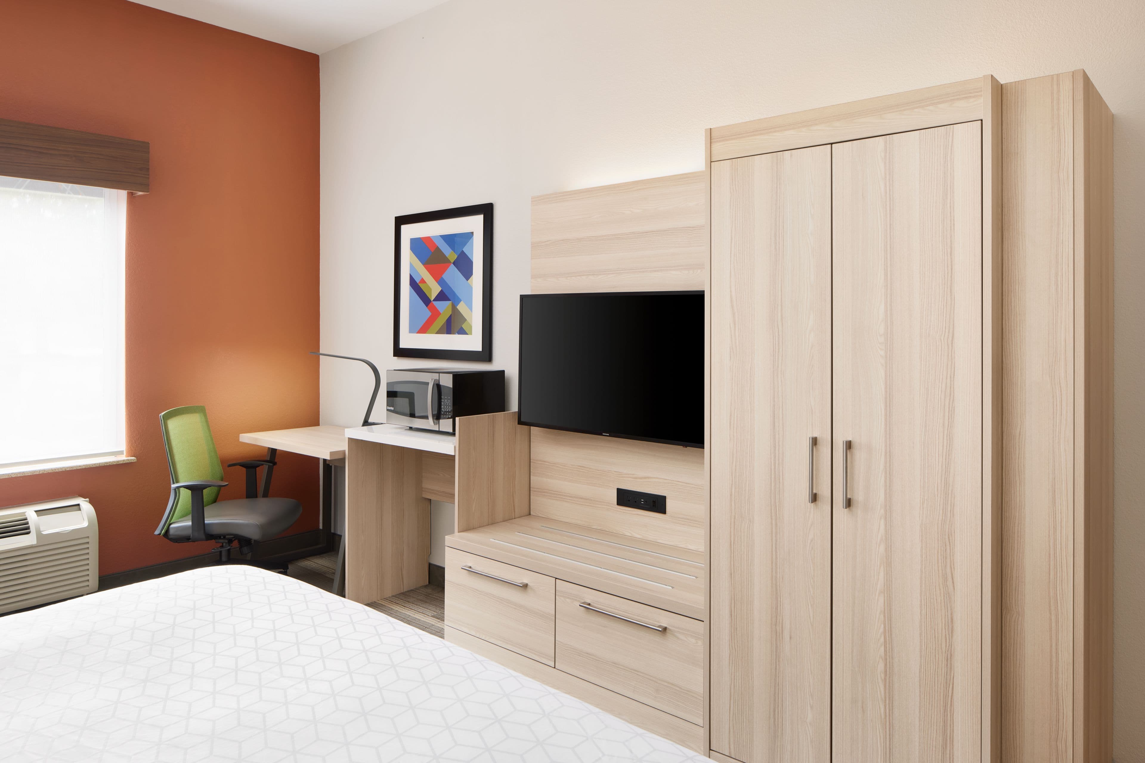 Holiday Inn Express & Suites Salem — 9