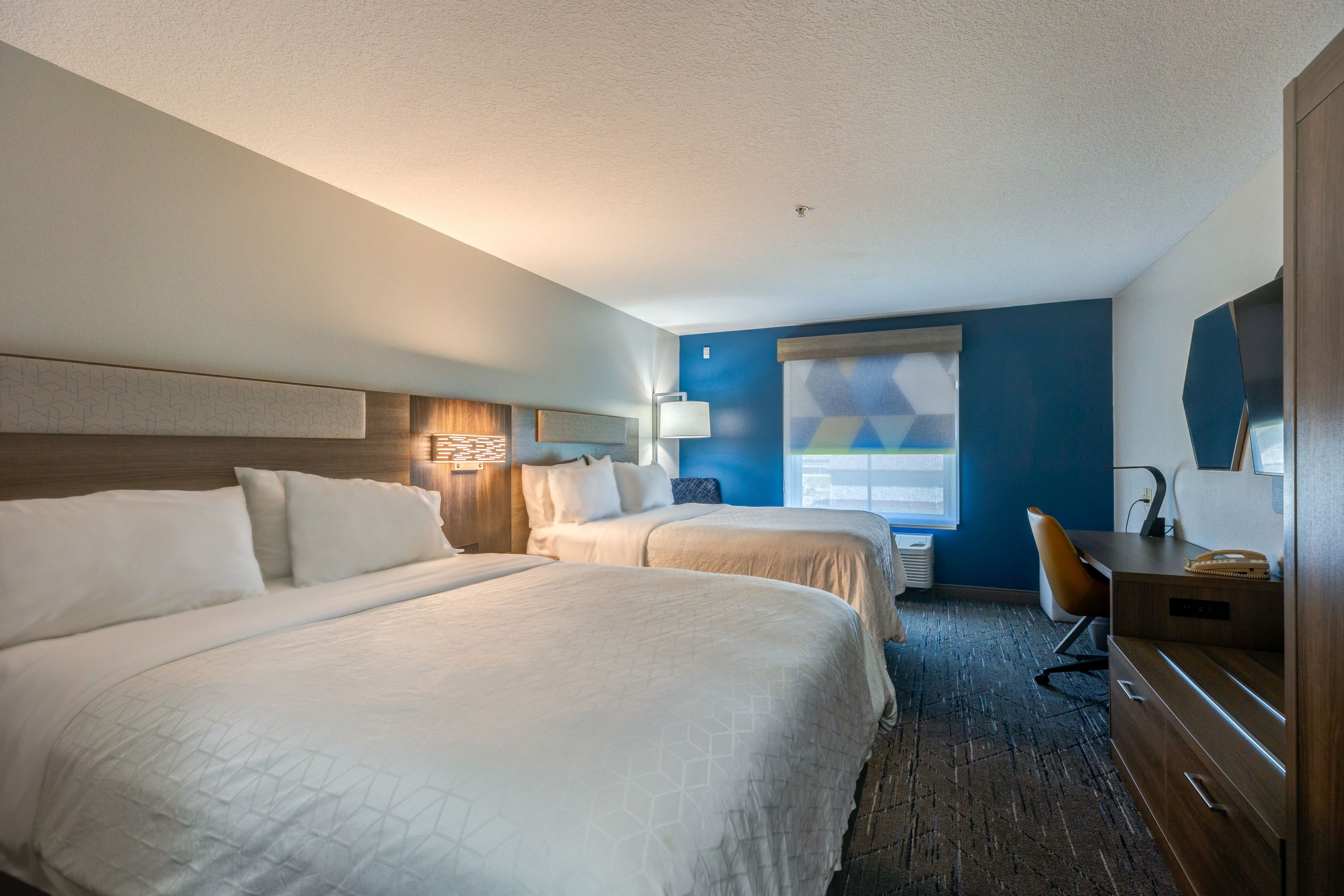 Holiday Inn Express & Suites Salina - Image 2