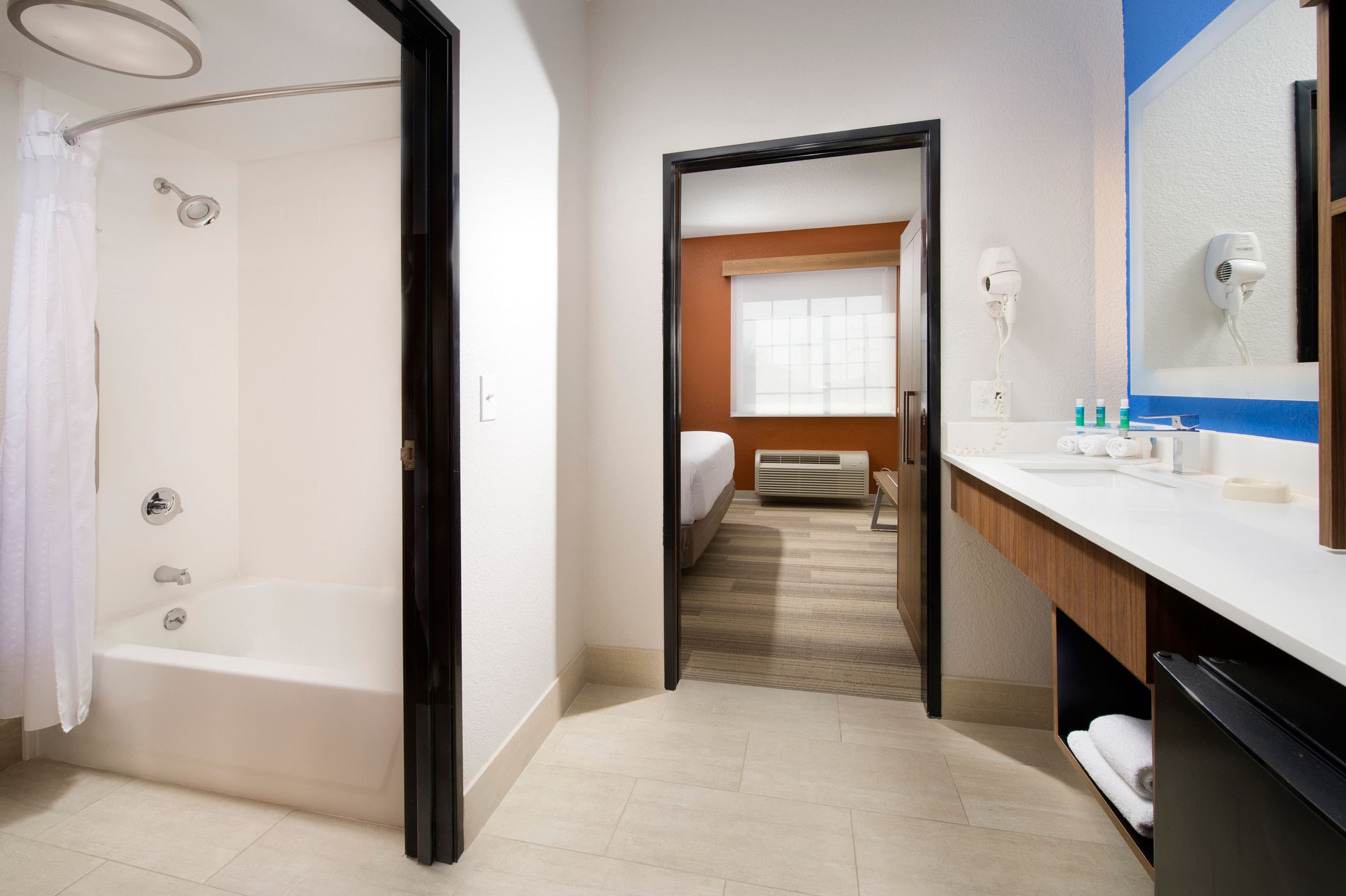 Holiday Inn Express & Suites San Antonio-Dtwn Market Area — 9