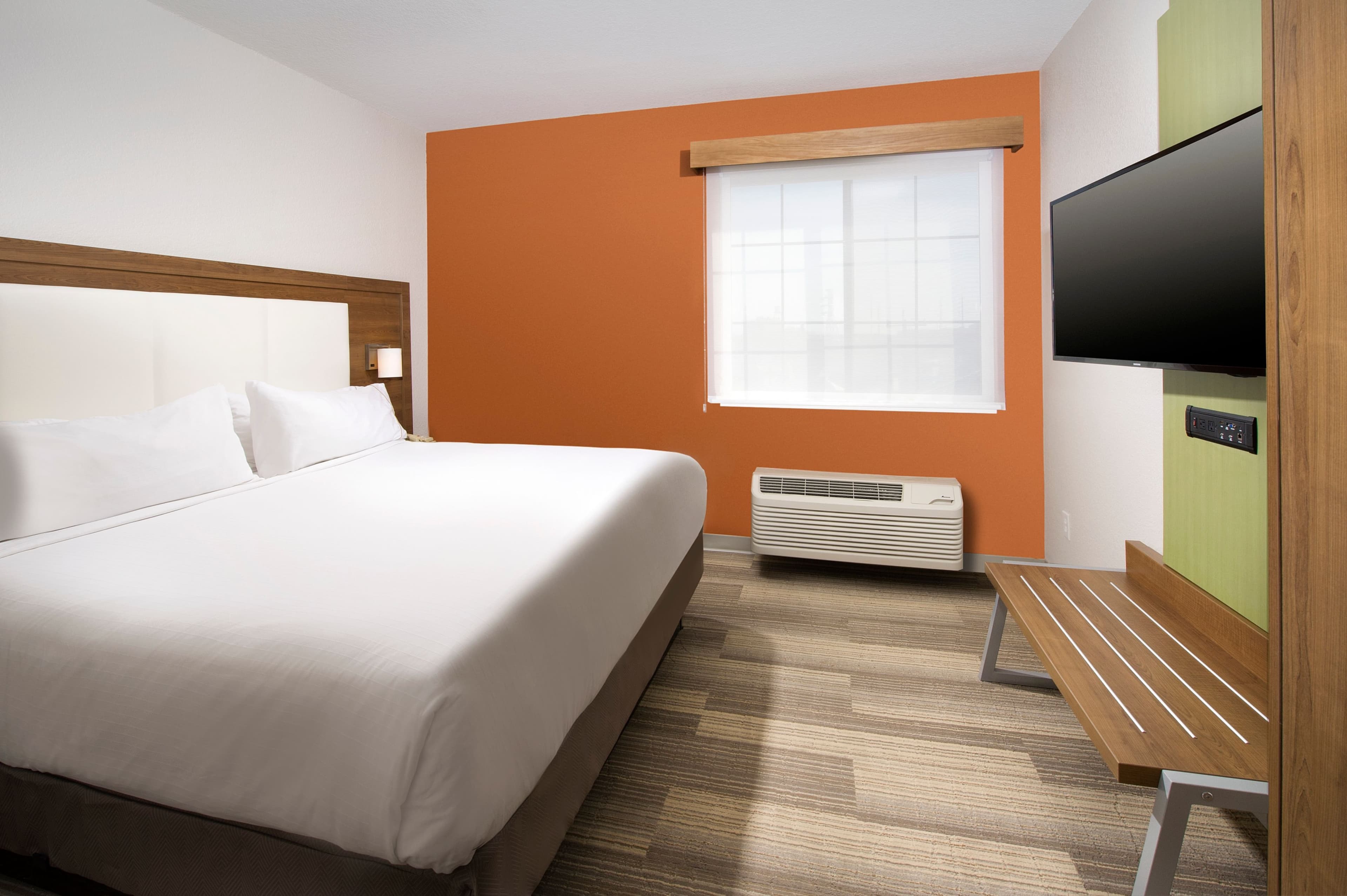 Holiday Inn Express & Suites San Antonio-Dtwn Market Area — 13