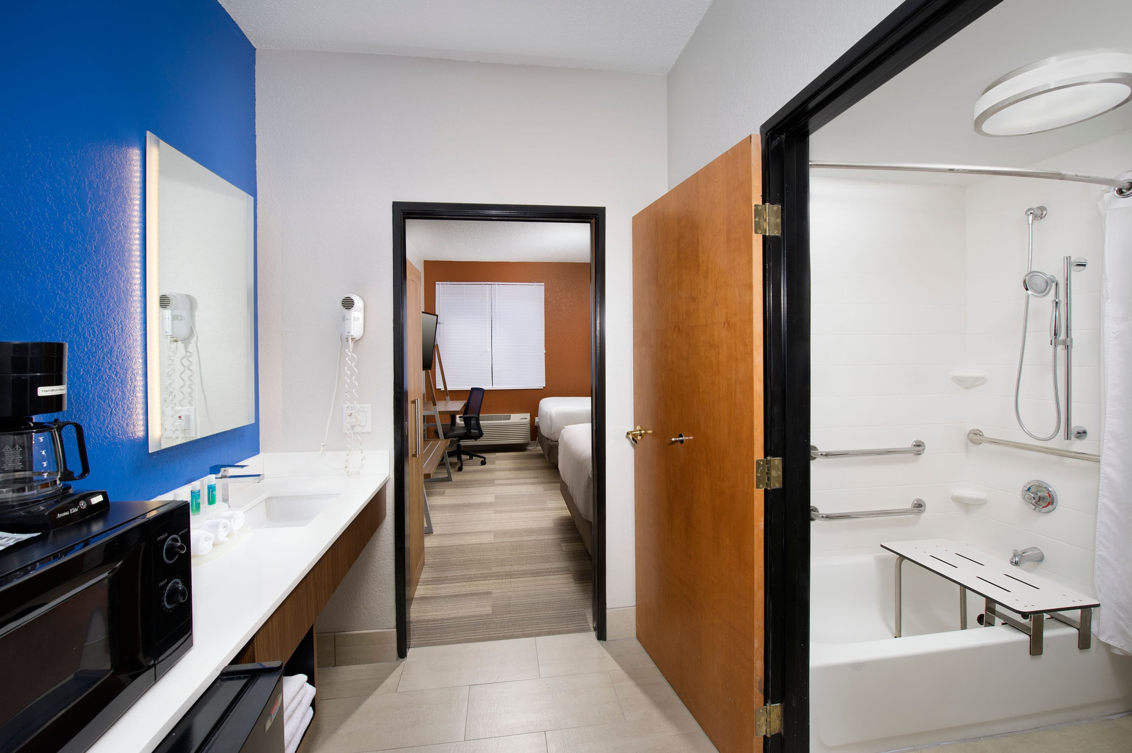 Holiday Inn Express & Suites San Antonio-Dtwn Market Area — 6