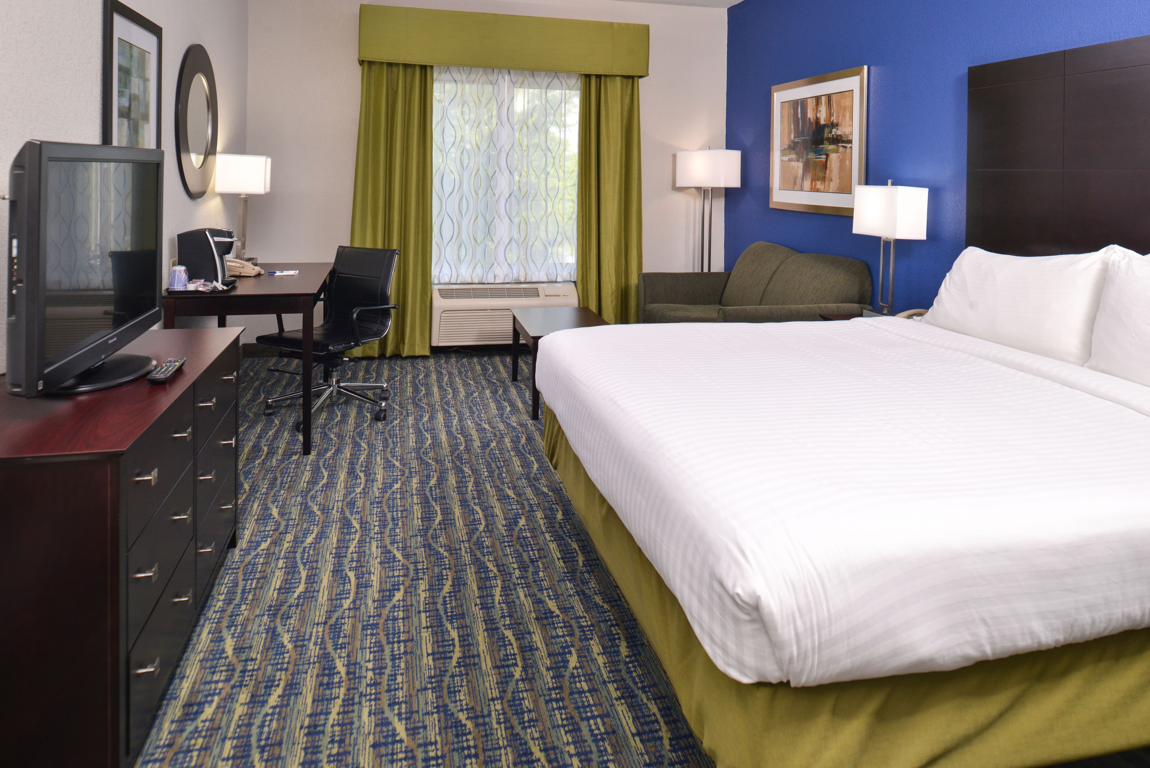 Holiday Inn Express & Suites San Antonio South - Image 5