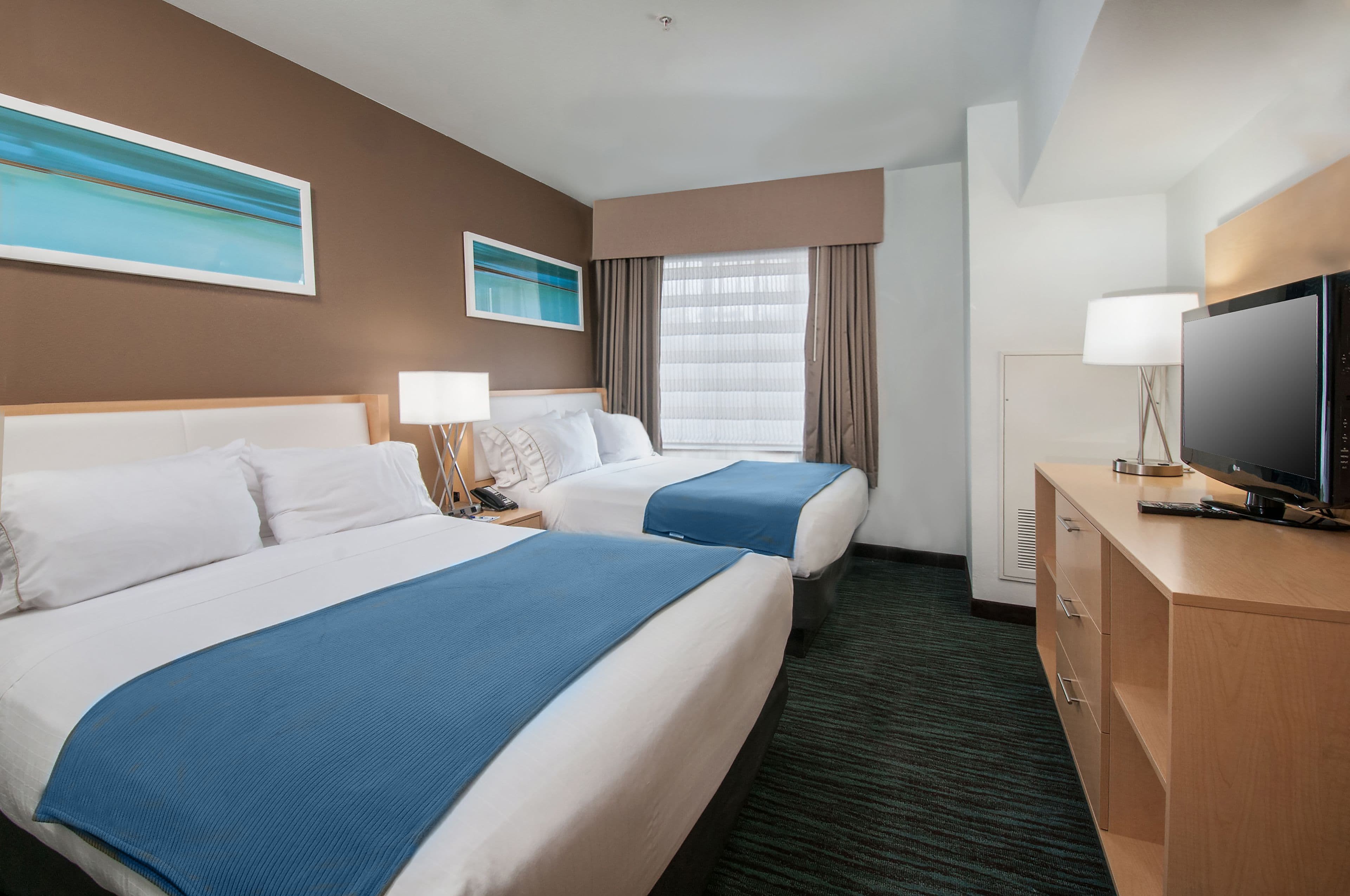 Holiday Inn Express & Suites San Antonio Rivercenter Area — 8