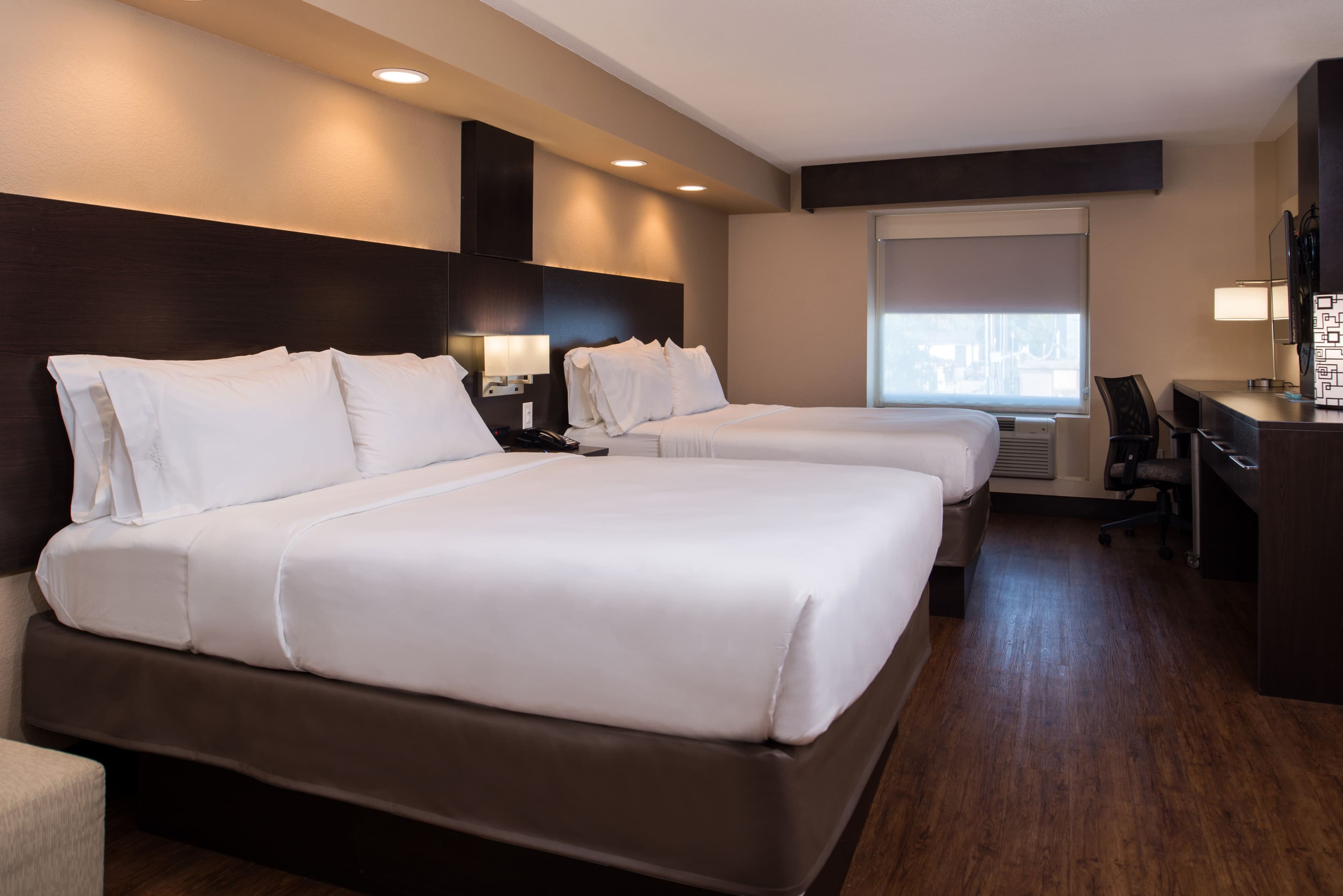 Holiday Inn Express & Suites San Antonio Medical-Six Flags — 16