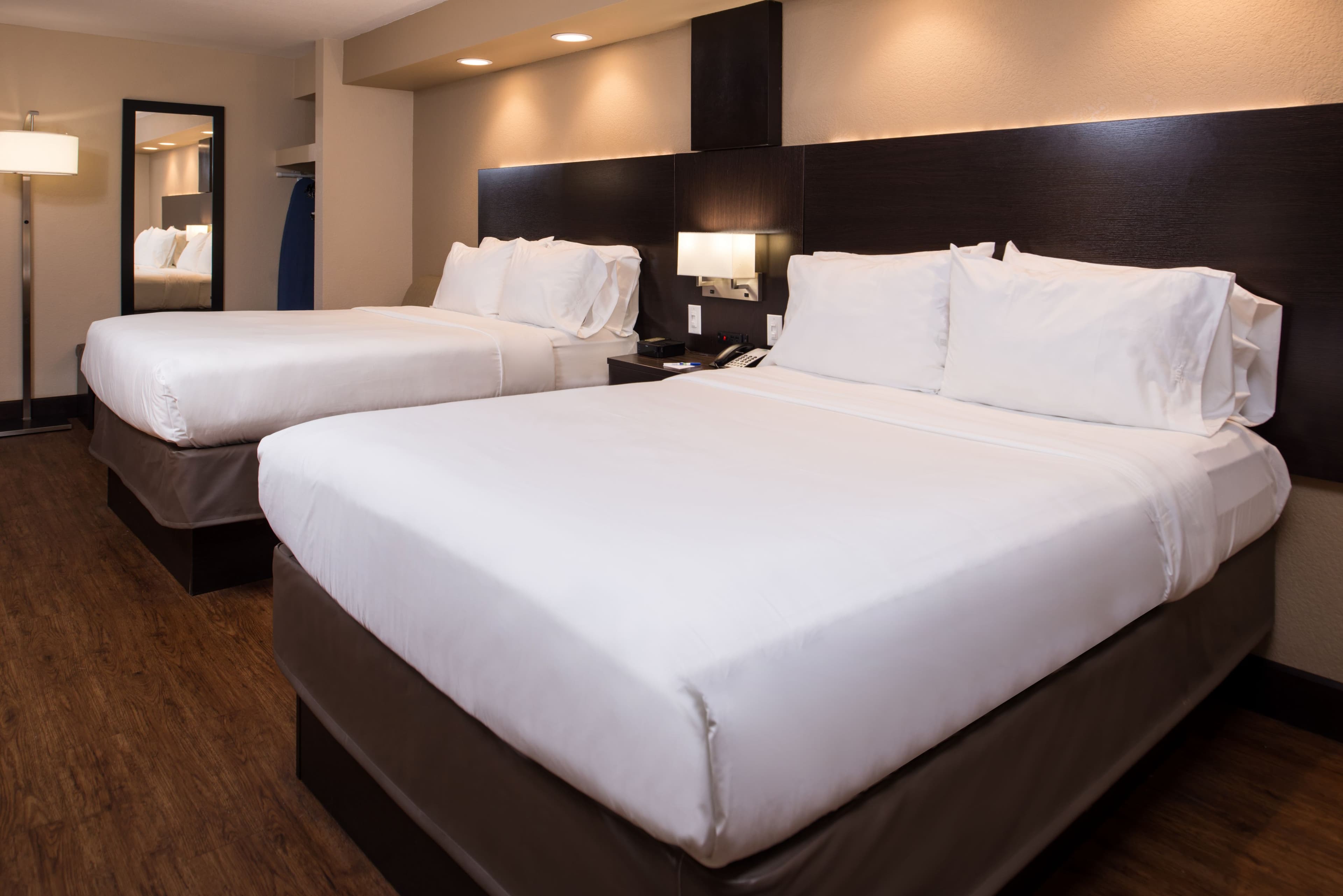 Holiday Inn Express & Suites San Antonio Medical-Six Flags — 20