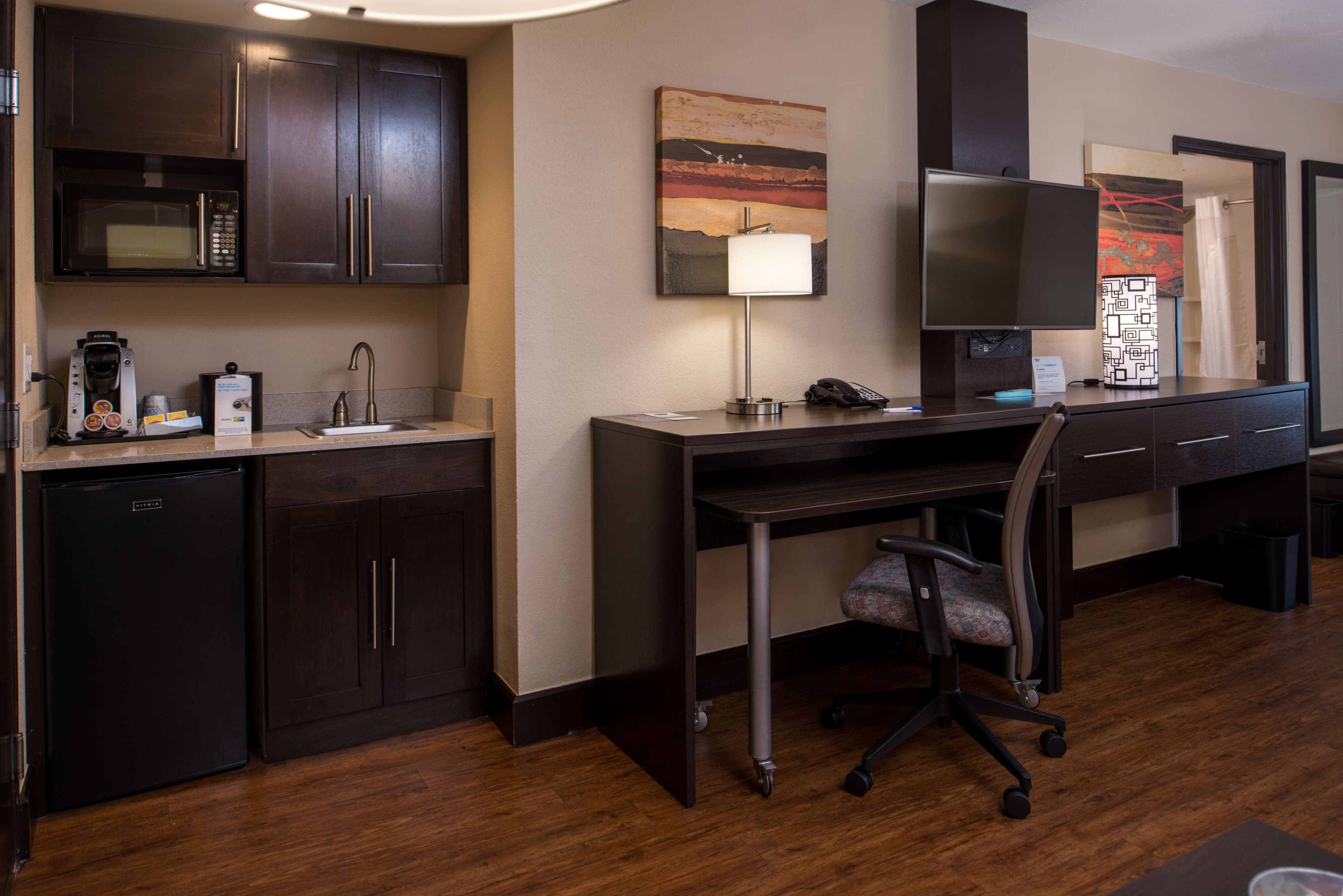 Holiday Inn Express & Suites San Antonio Medical-Six Flags - Image 5