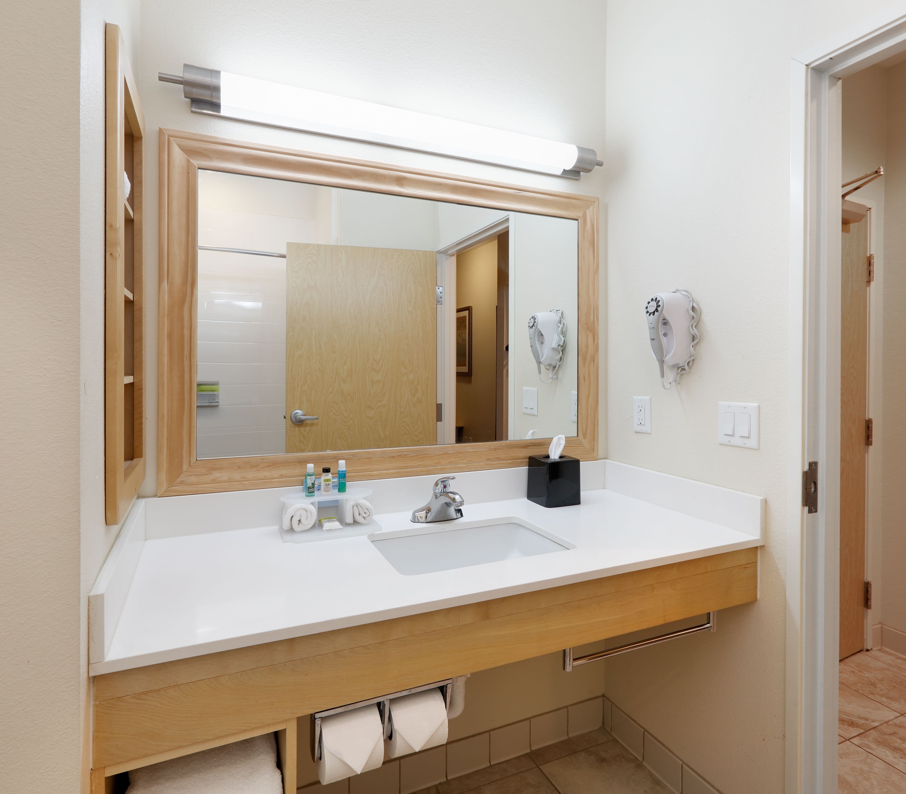 Holiday Inn Express & Suites San Antonio - Brooks City Base - Image 4