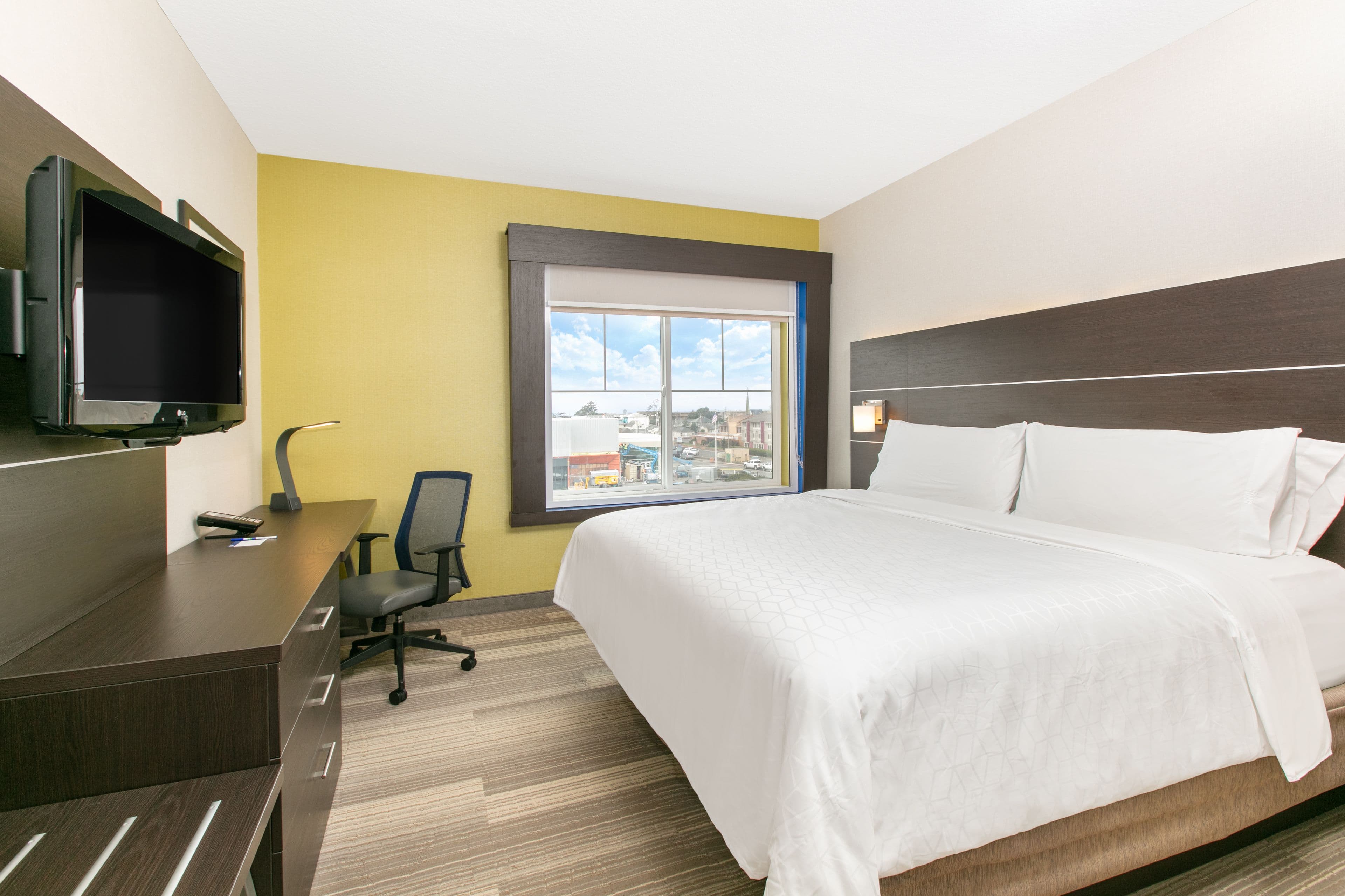 Holiday Inn Express & Suites Seaside-Convention Center — 7