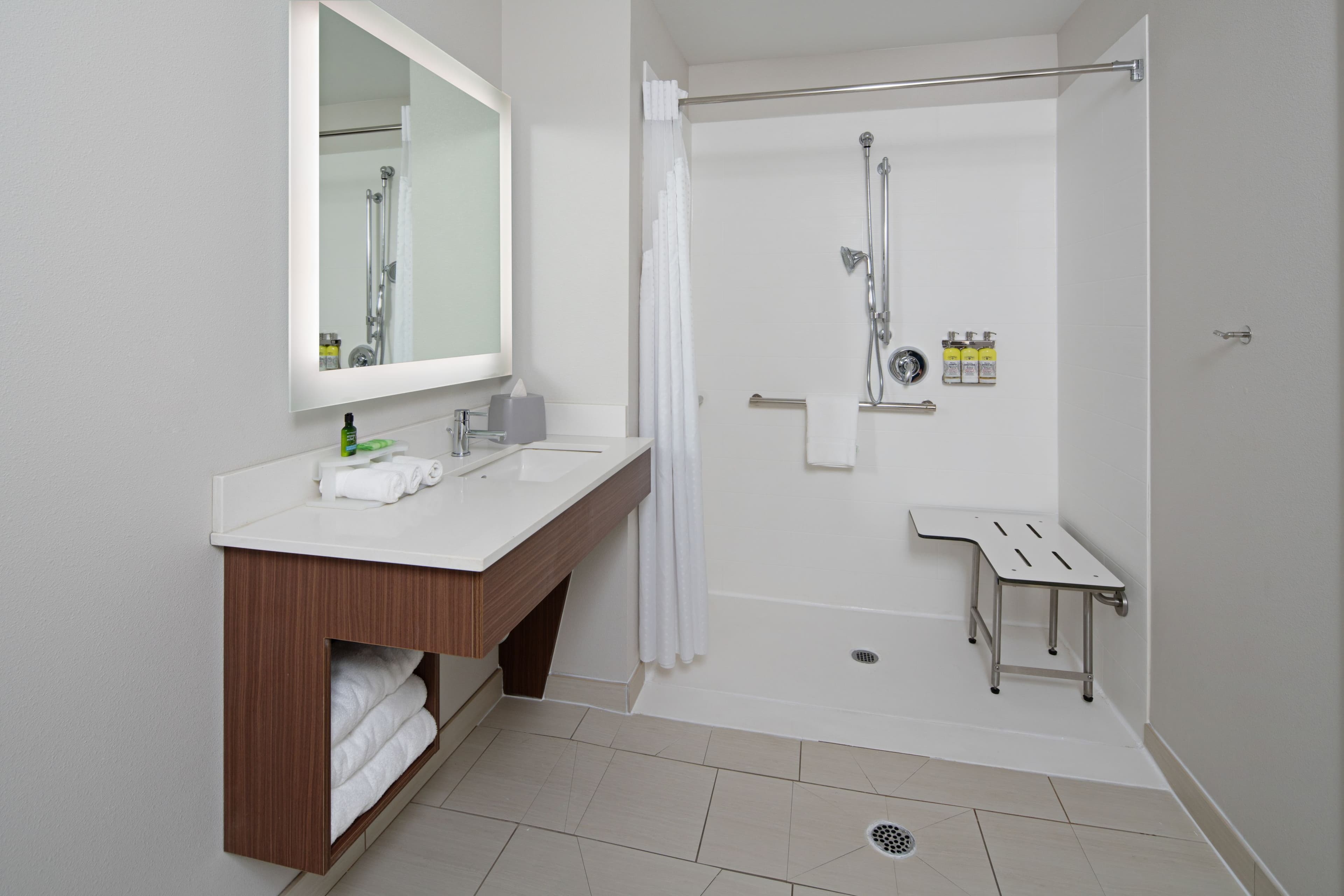 Holiday Inn Express & Suites Seattle-Sea-Tac Airport — 8