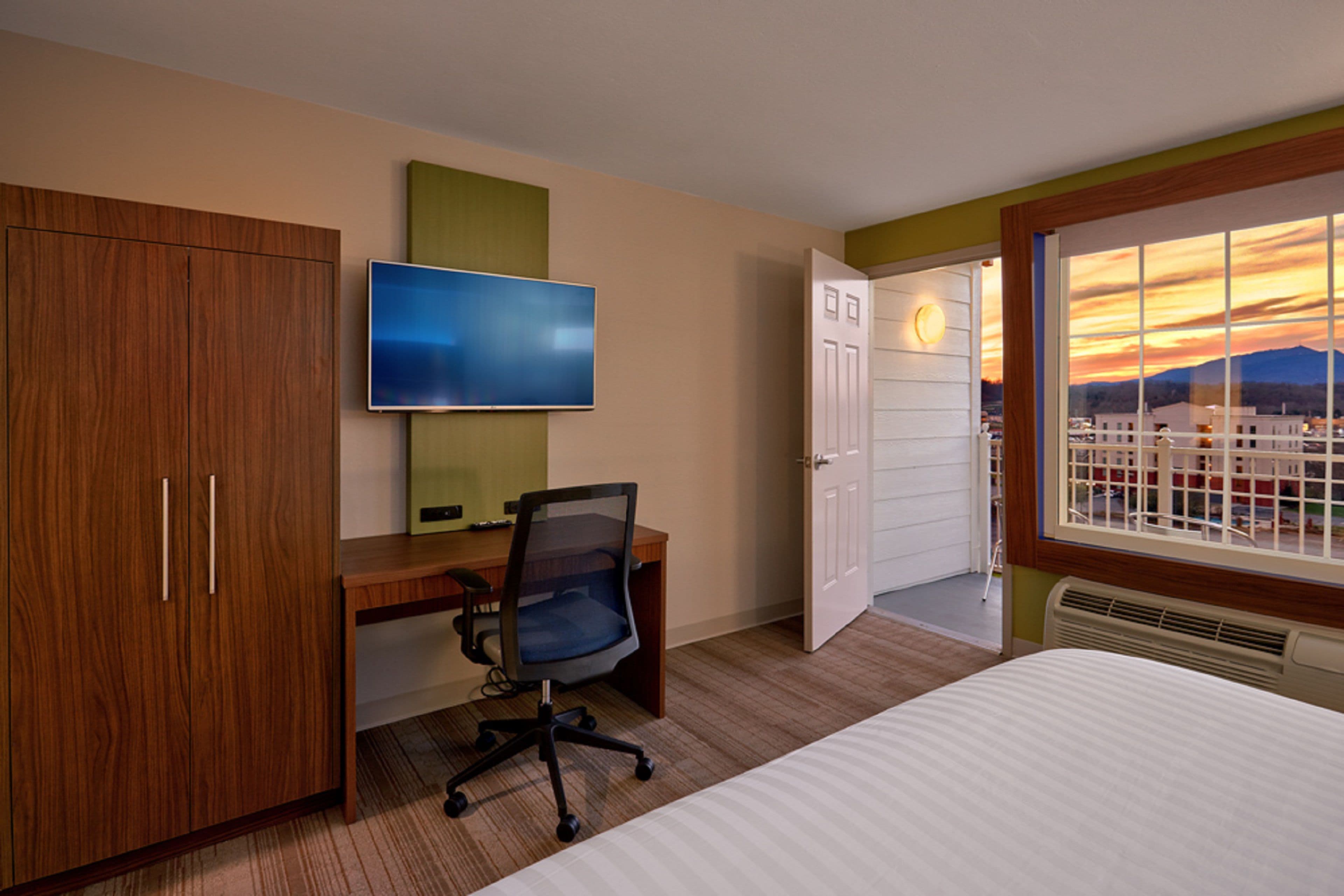 Holiday Inn Express & Suites Pigeon Forge - Sevierville — 6