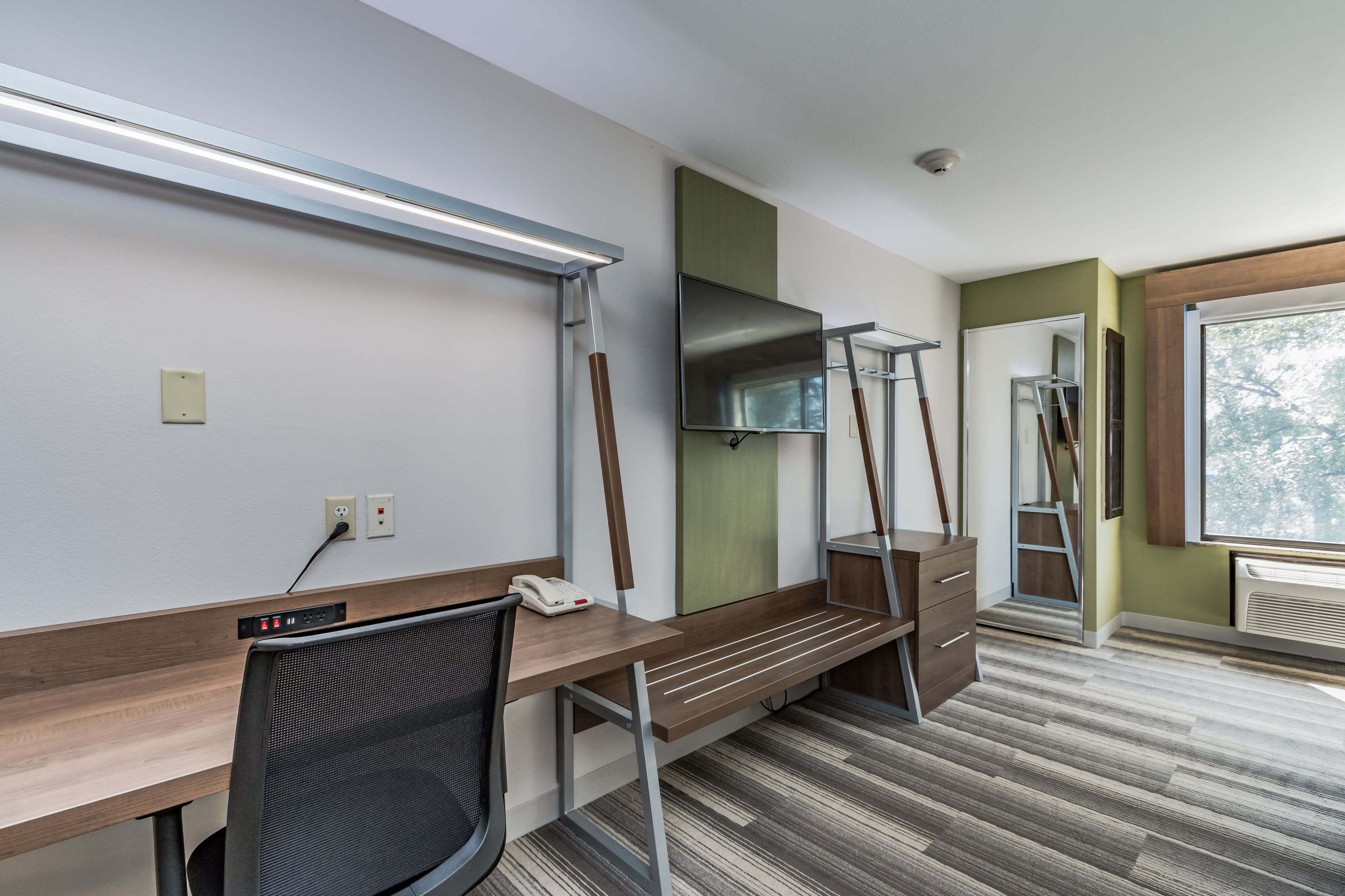 Holiday Inn Express & Suites South Bend - Notre Dame Univ. — 7