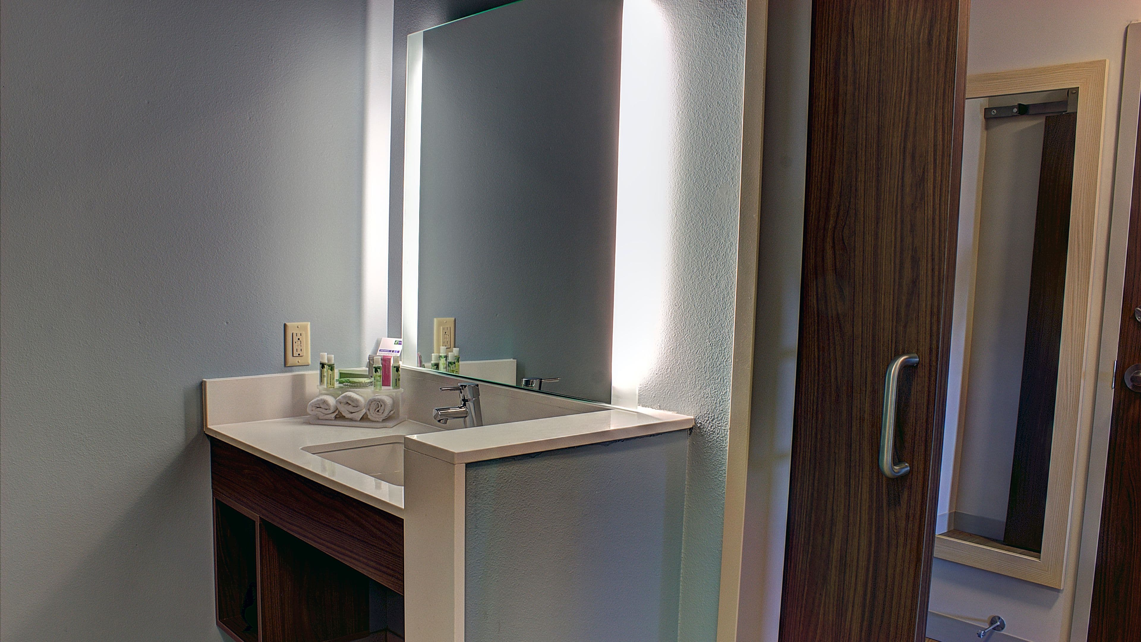 1 King Bed Standard Comm Access - Image 3
