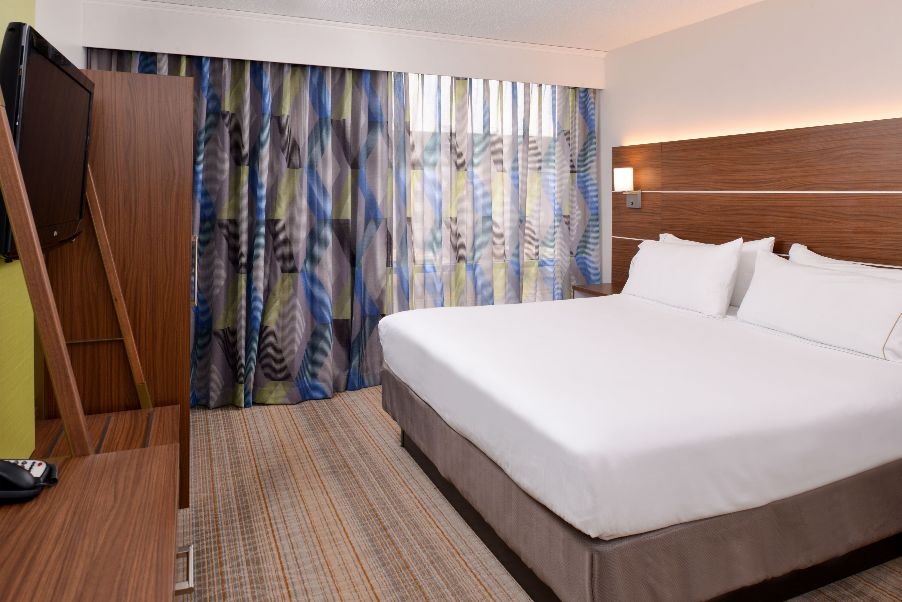 Holiday Inn Express & Suites Springfield — 10