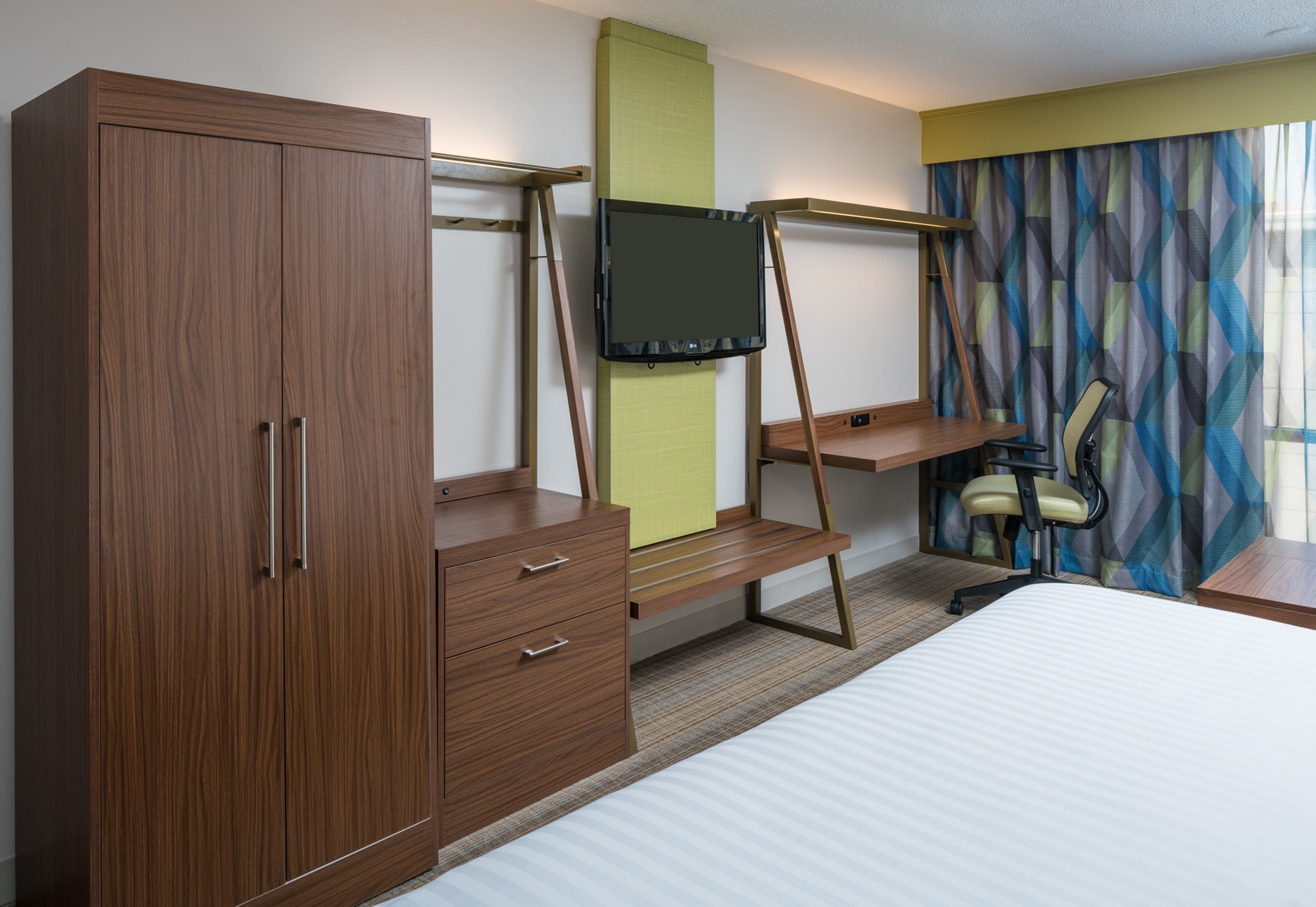Holiday Inn Express & Suites Springfield — 8
