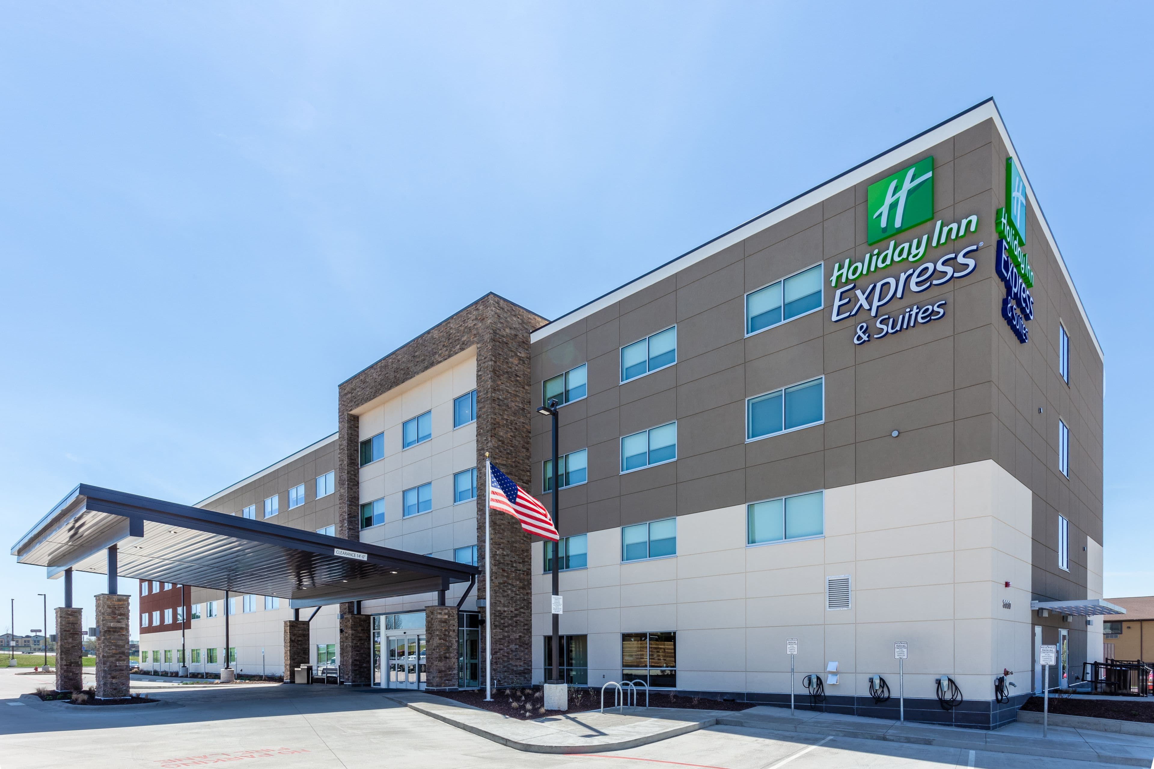 Holiday Inn Express & Suites Springfield North - Image 1