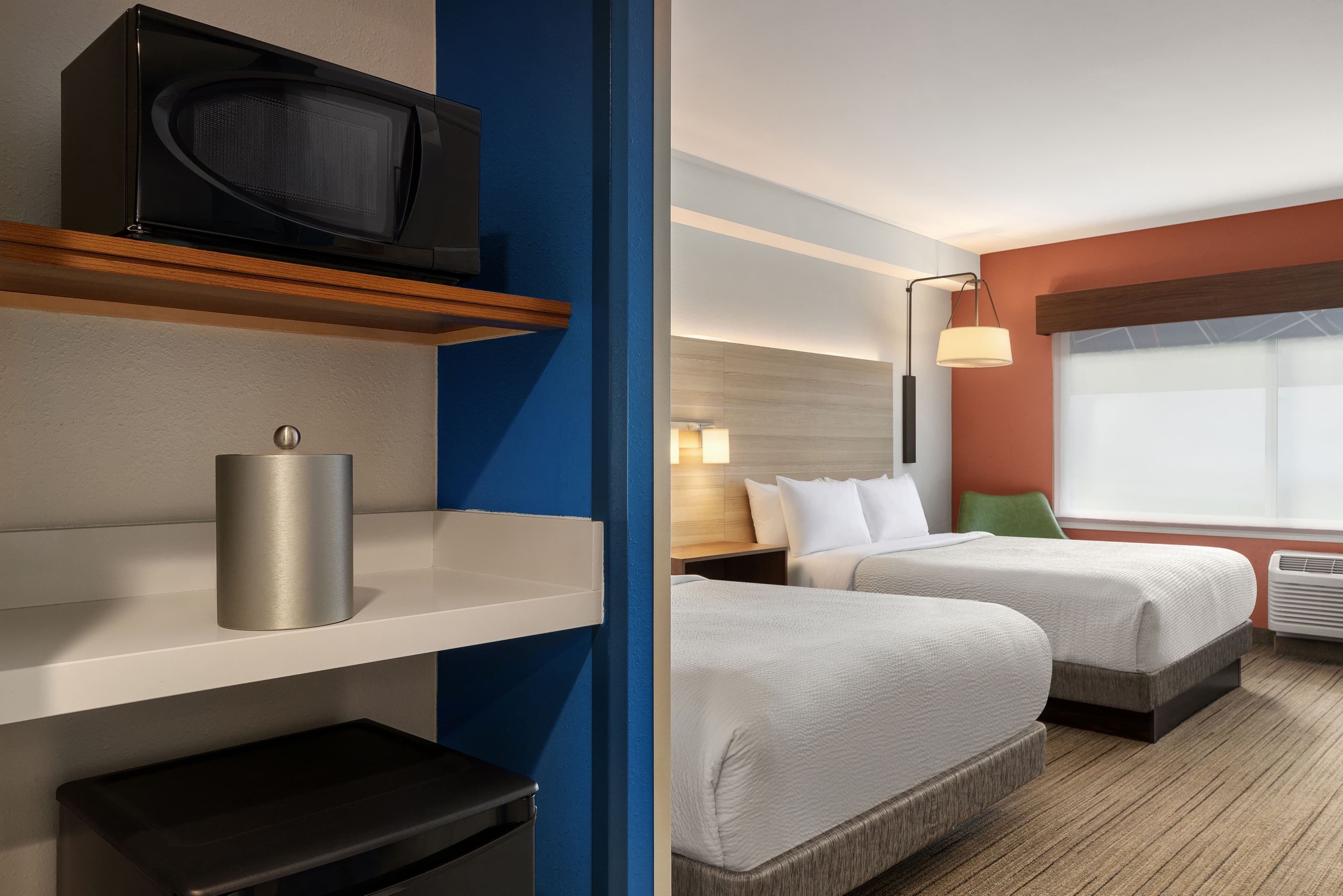 Holiday Inn Express & Suites Staunton — 2