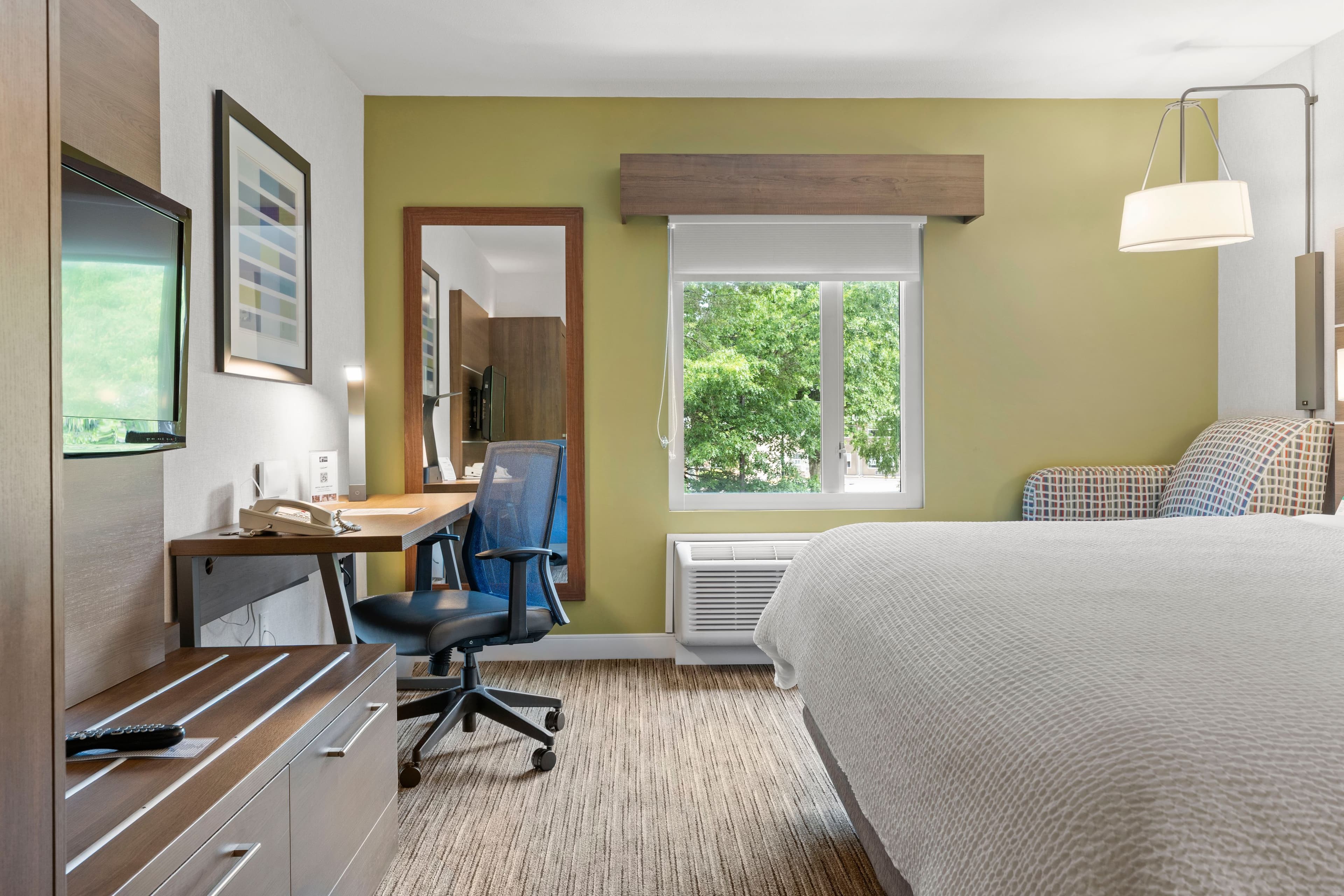 Holiday Inn Express & Suites Surrey — 20