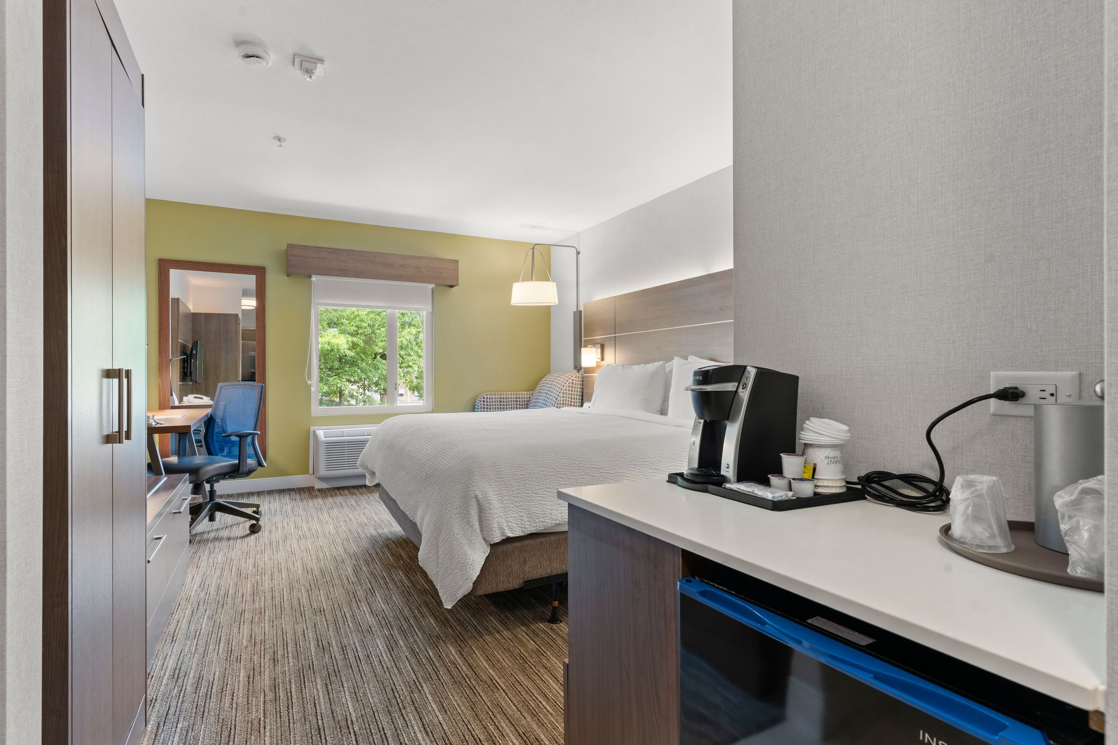 Holiday Inn Express & Suites Surrey — 14