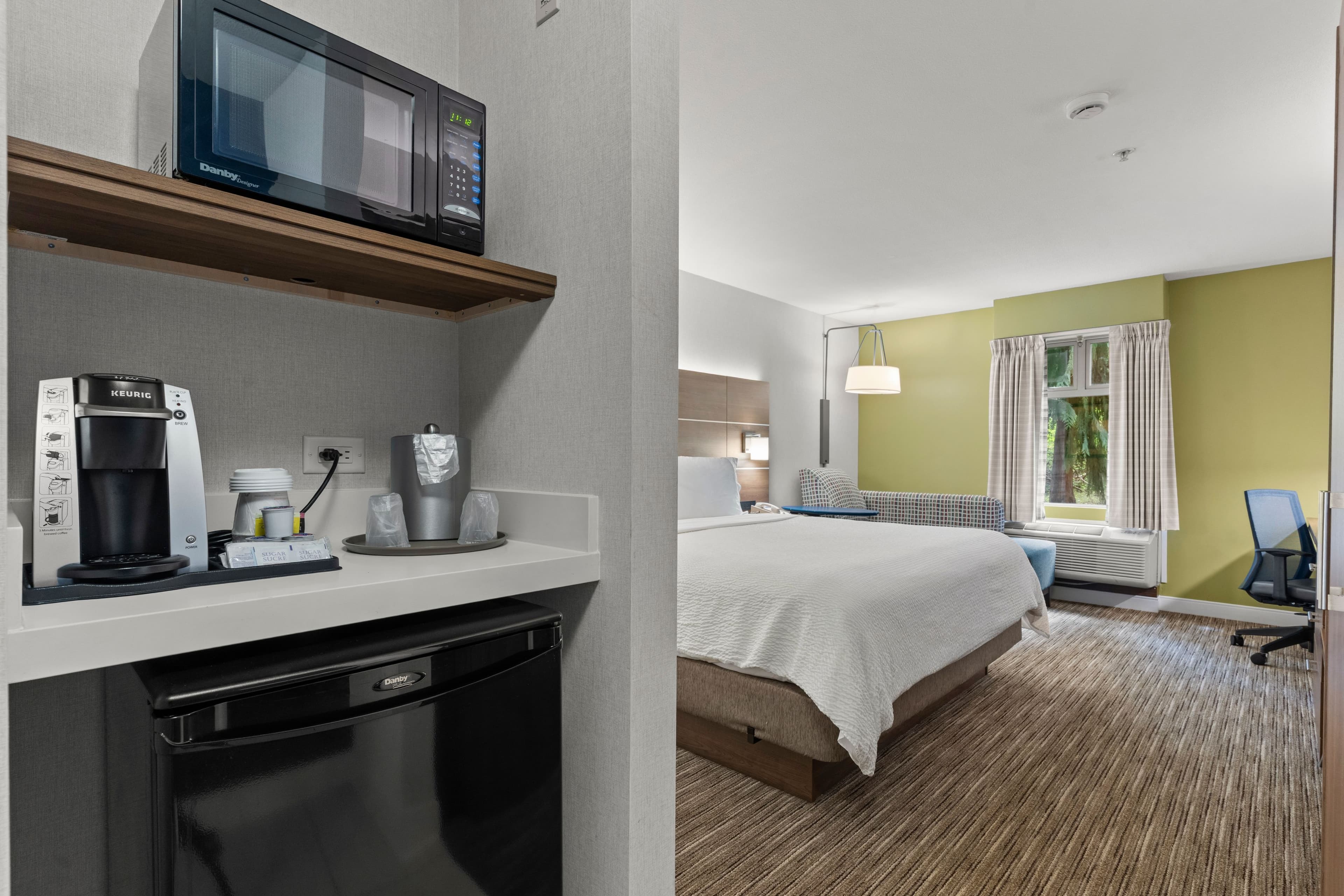 Holiday Inn Express & Suites Surrey — 12