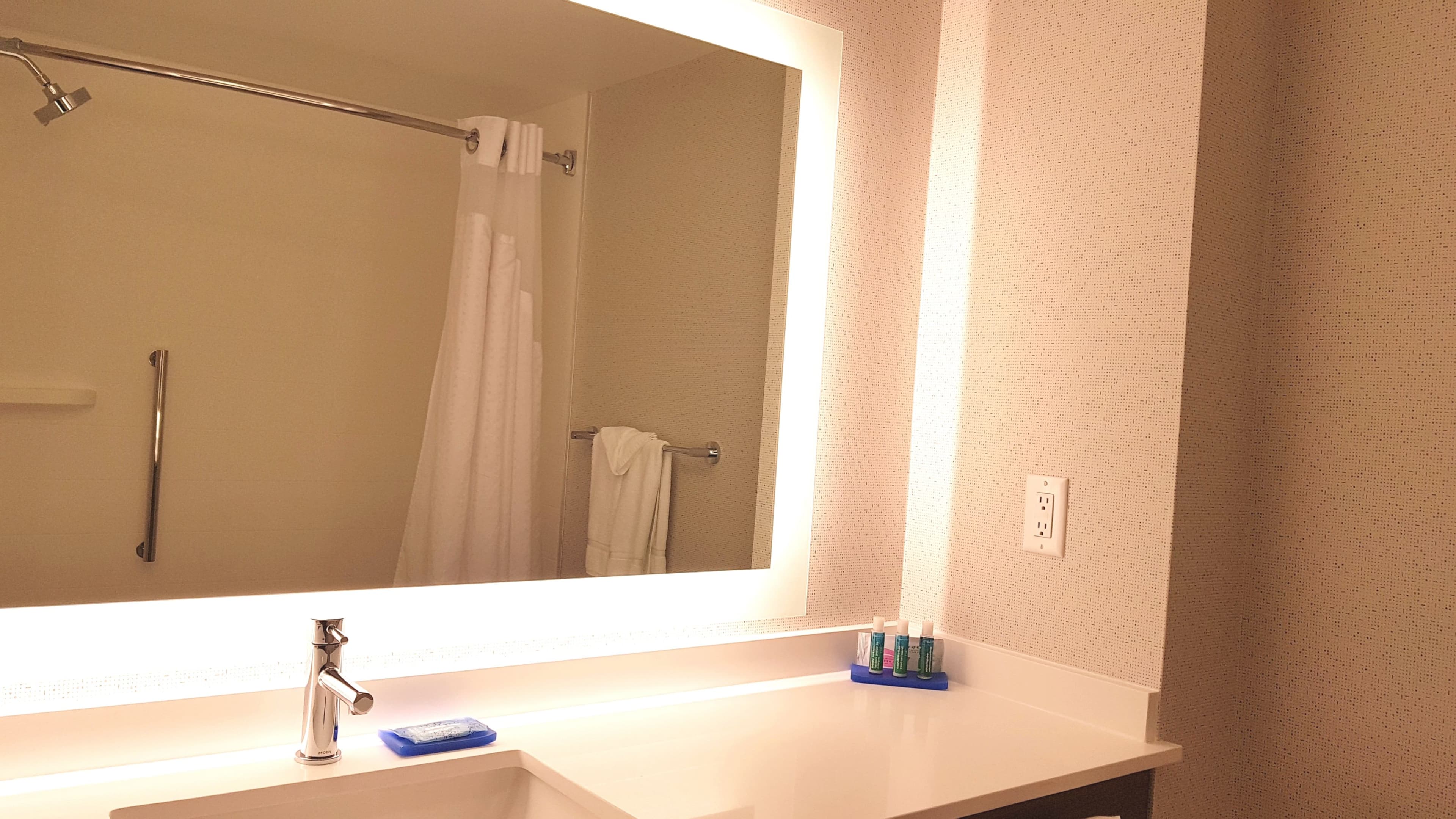 Holiday Inn Express & Suites Surrey — 11
