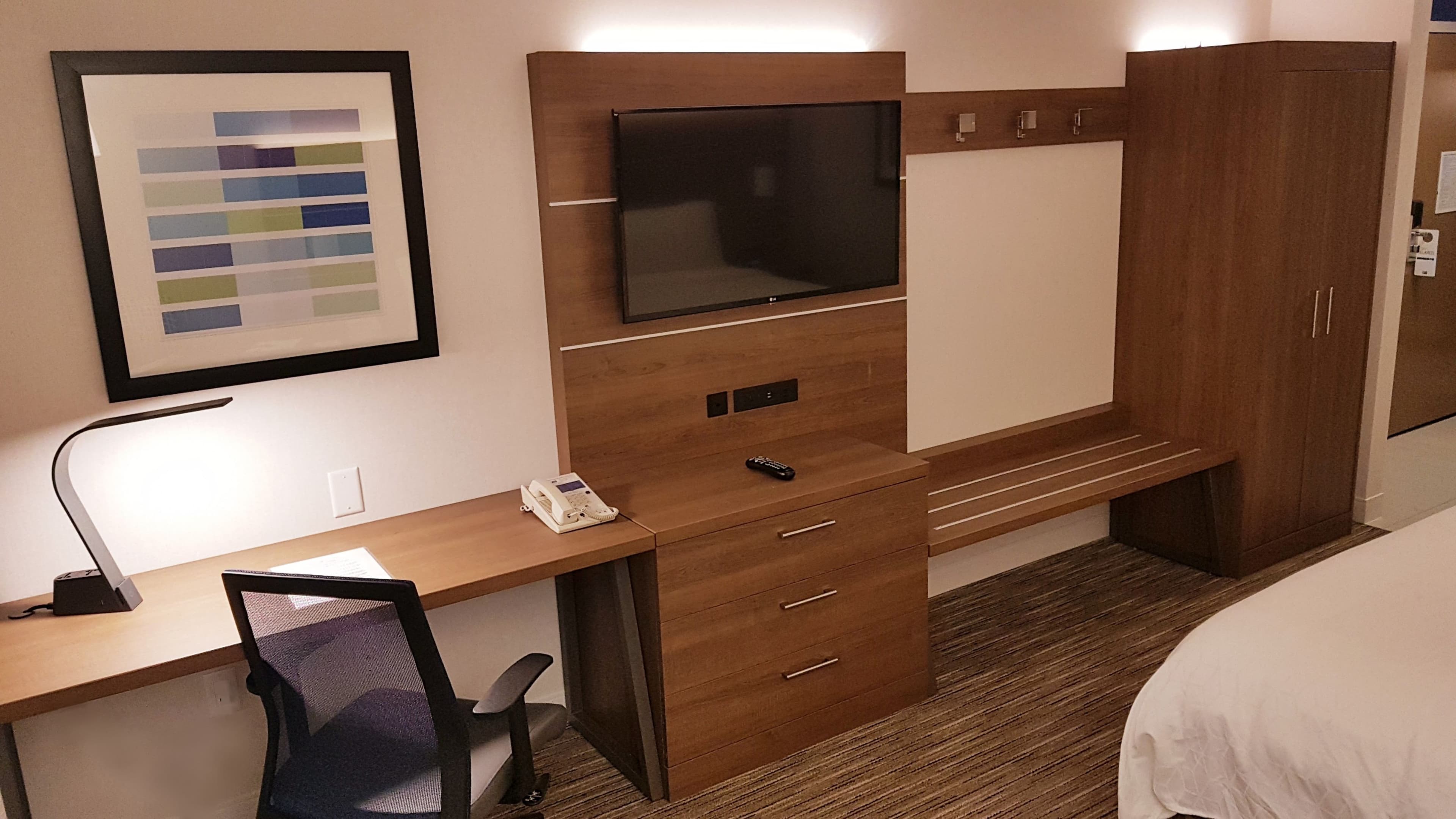 Holiday Inn Express & Suites Surrey — 6