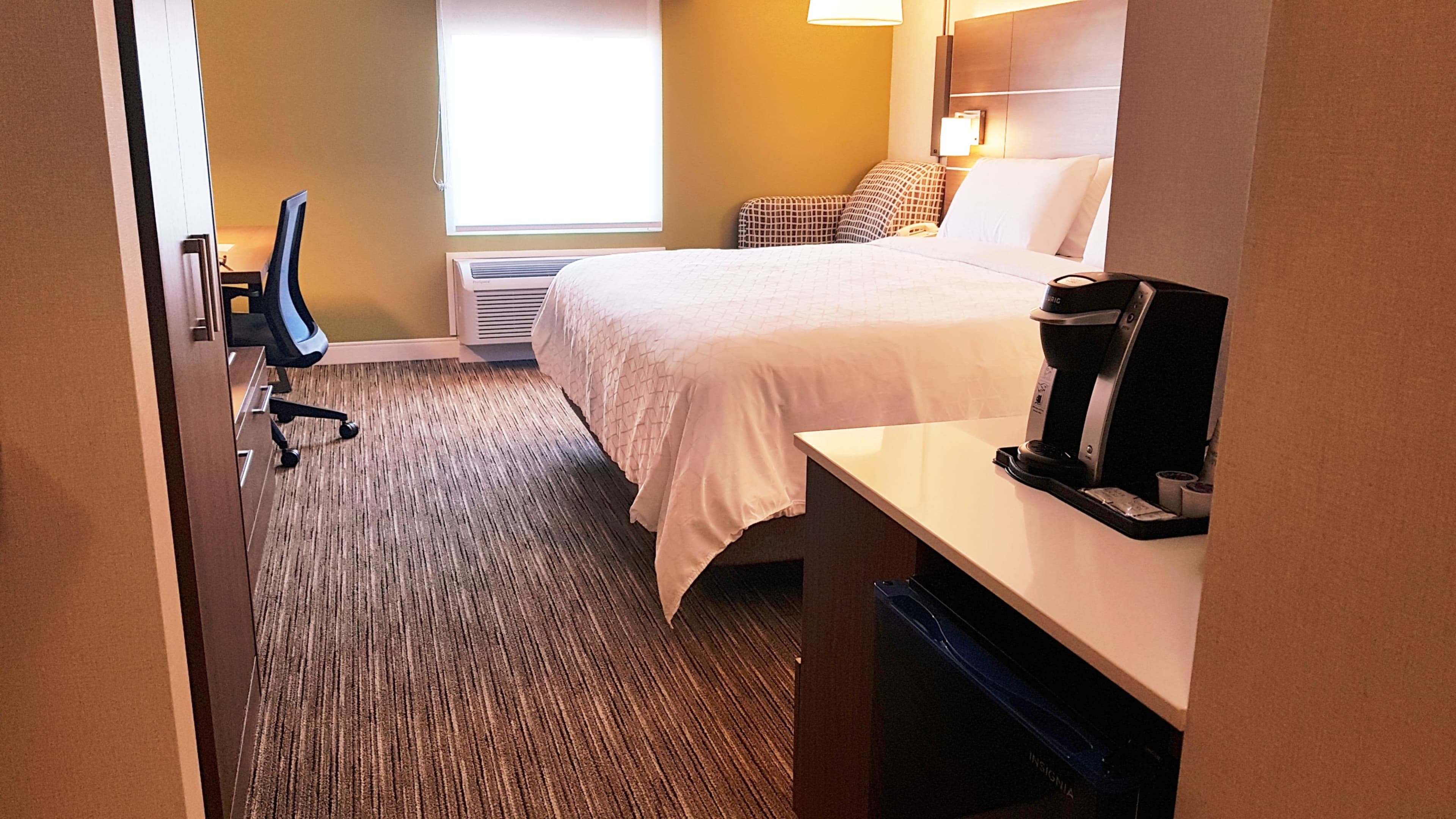 Holiday Inn Express & Suites Surrey — 16