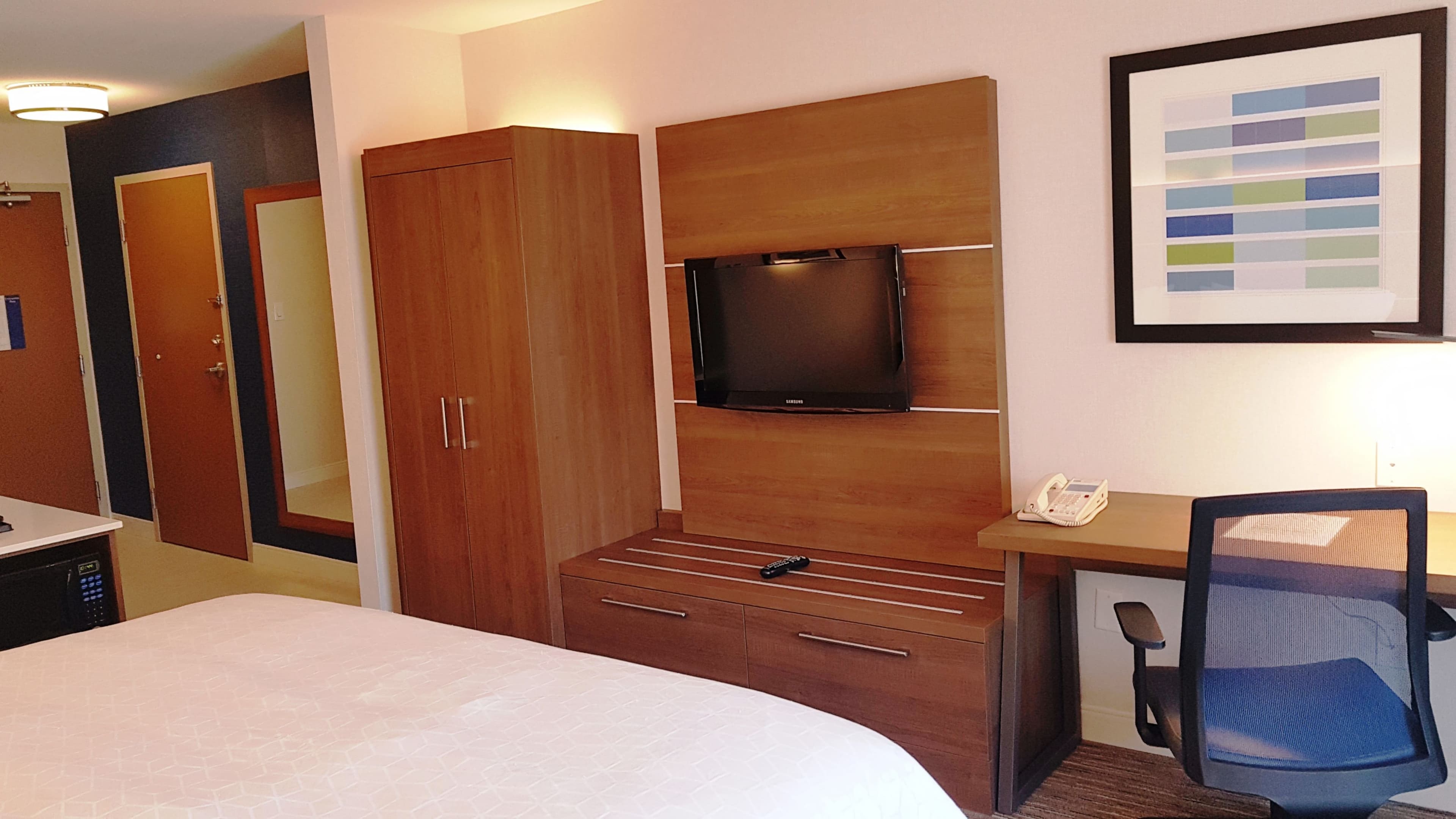 Holiday Inn Express & Suites Surrey — 17