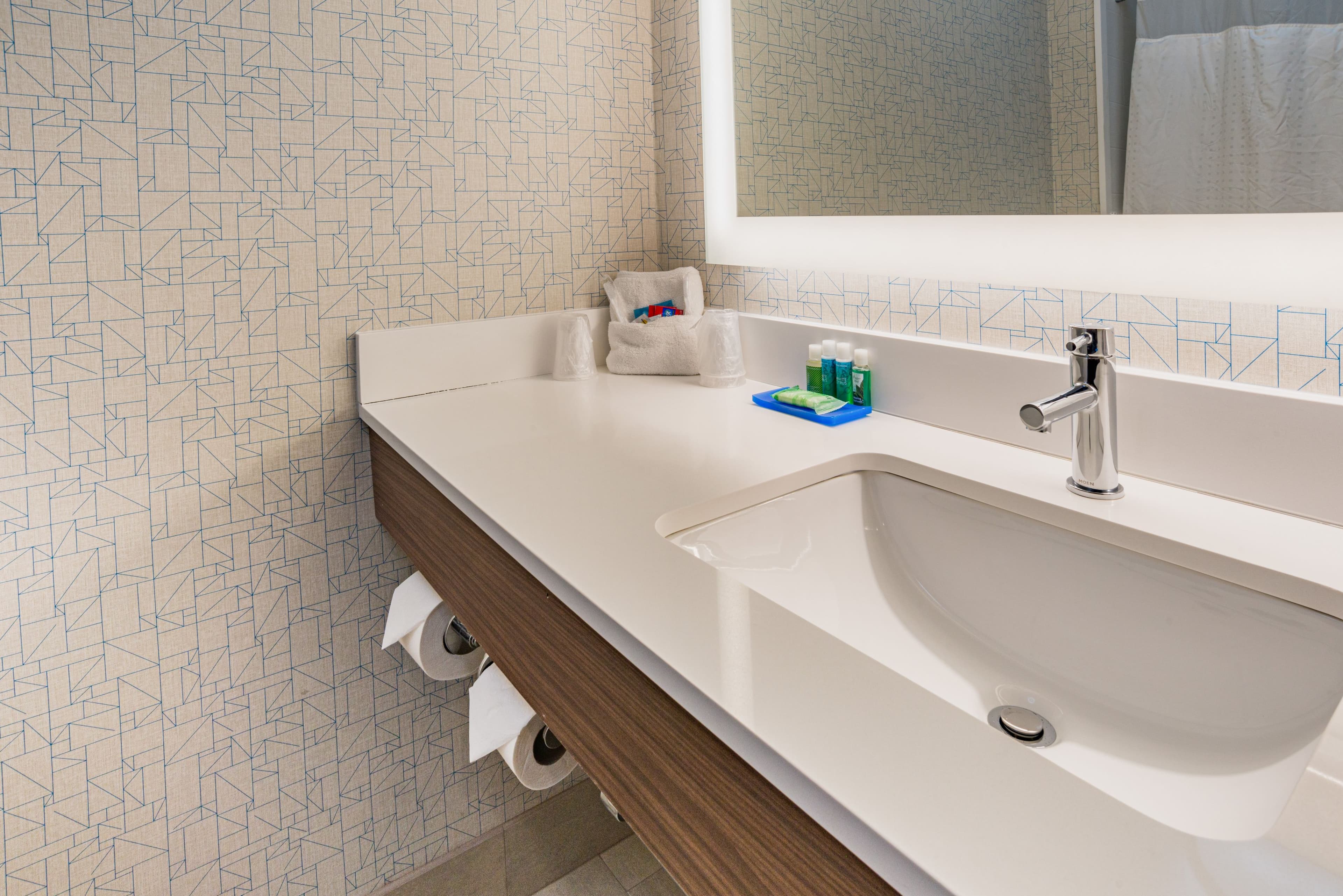 Holiday Inn Express & Suites Swansea - Image 5