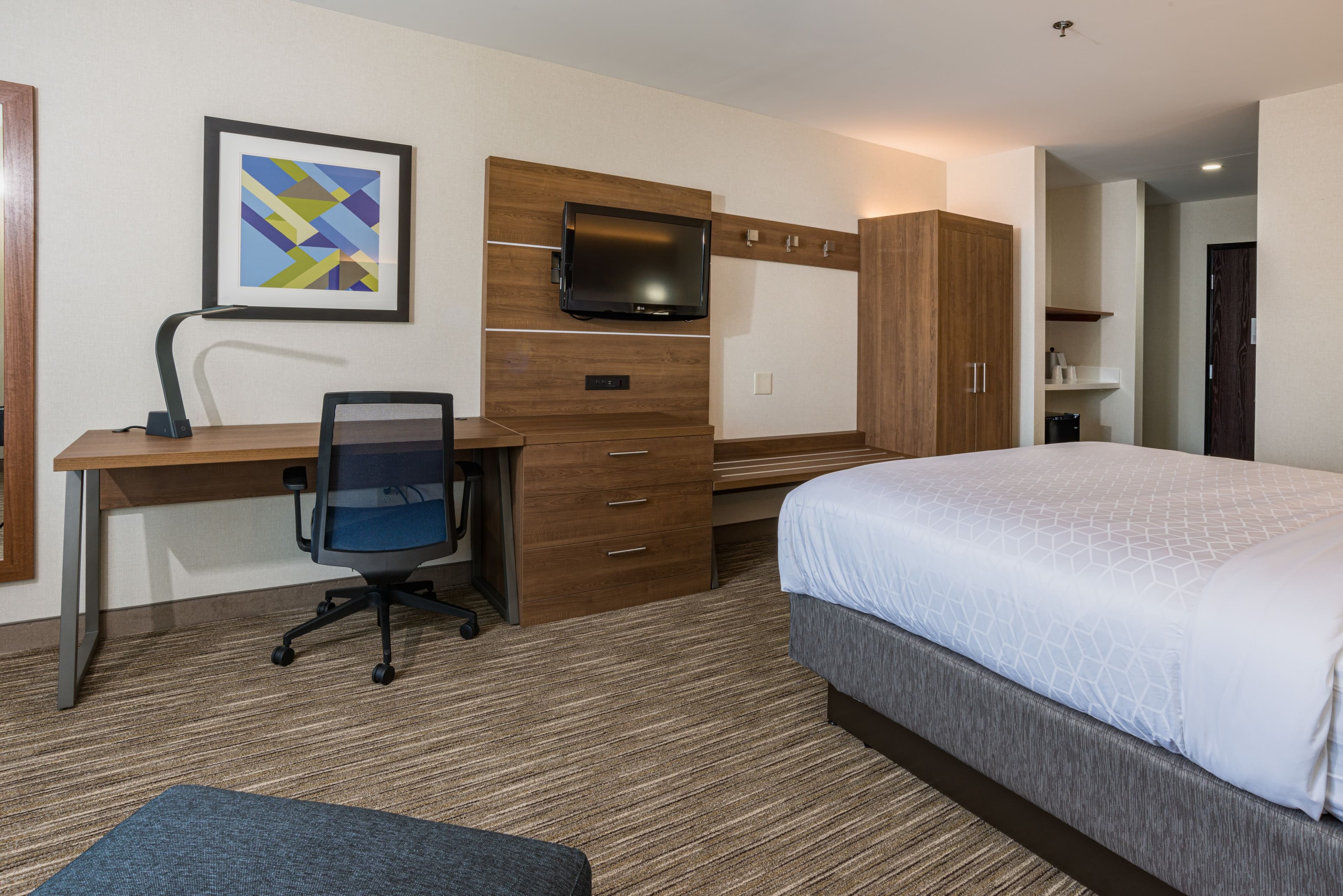 Holiday Inn Express & Suites Swansea - Image 4