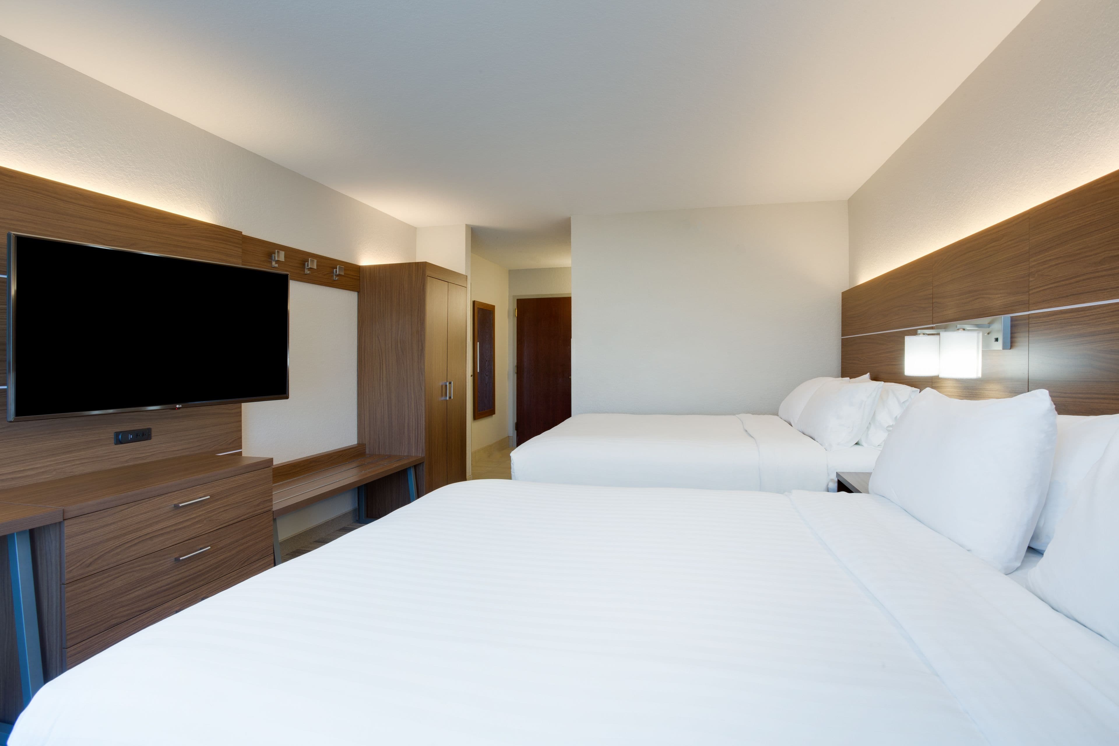 Holiday Inn Express & Suites Tampa-Fairgrounds-Casino — 9
