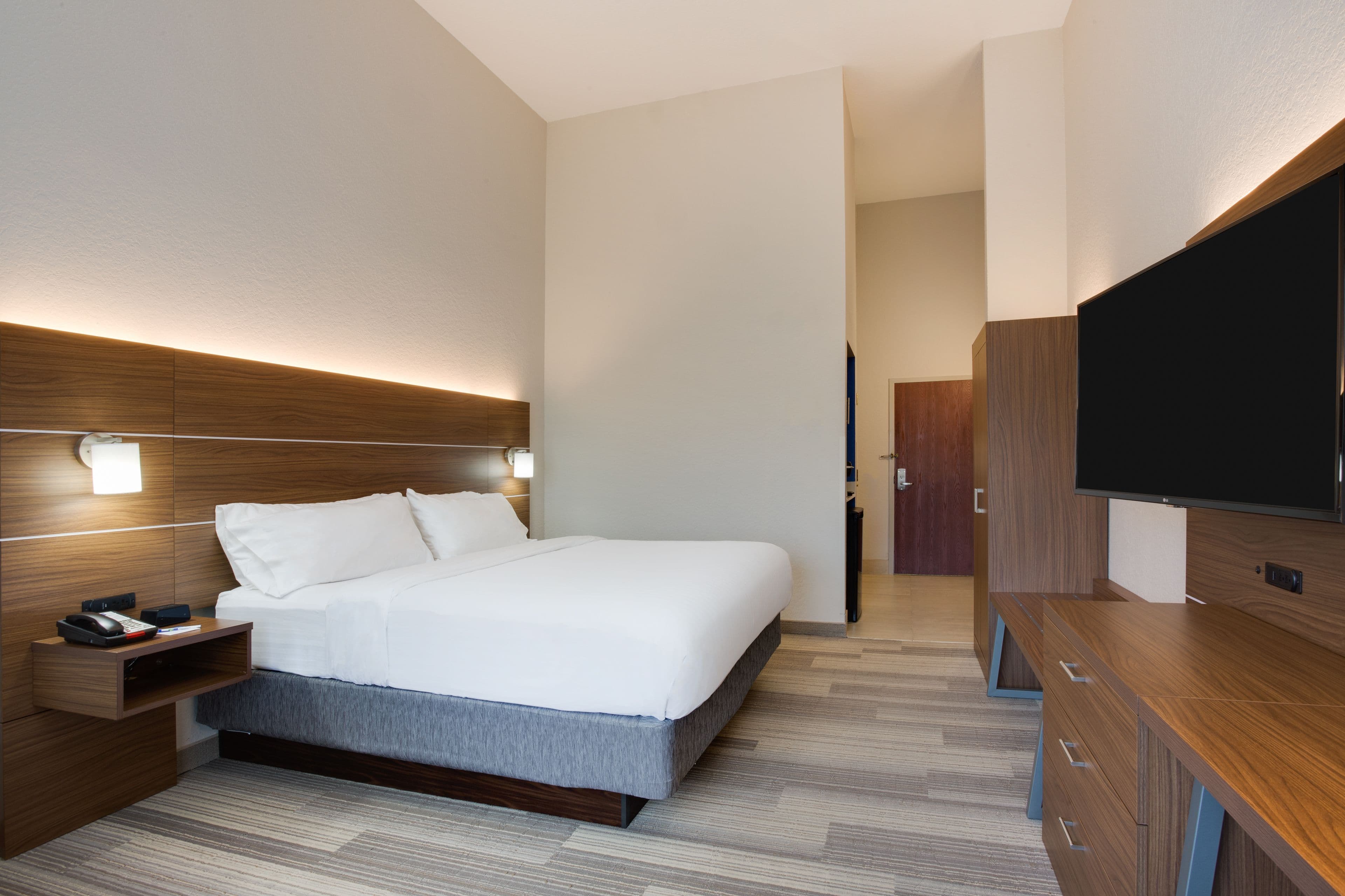 Holiday Inn Express & Suites Tampa-Fairgrounds-Casino — 7