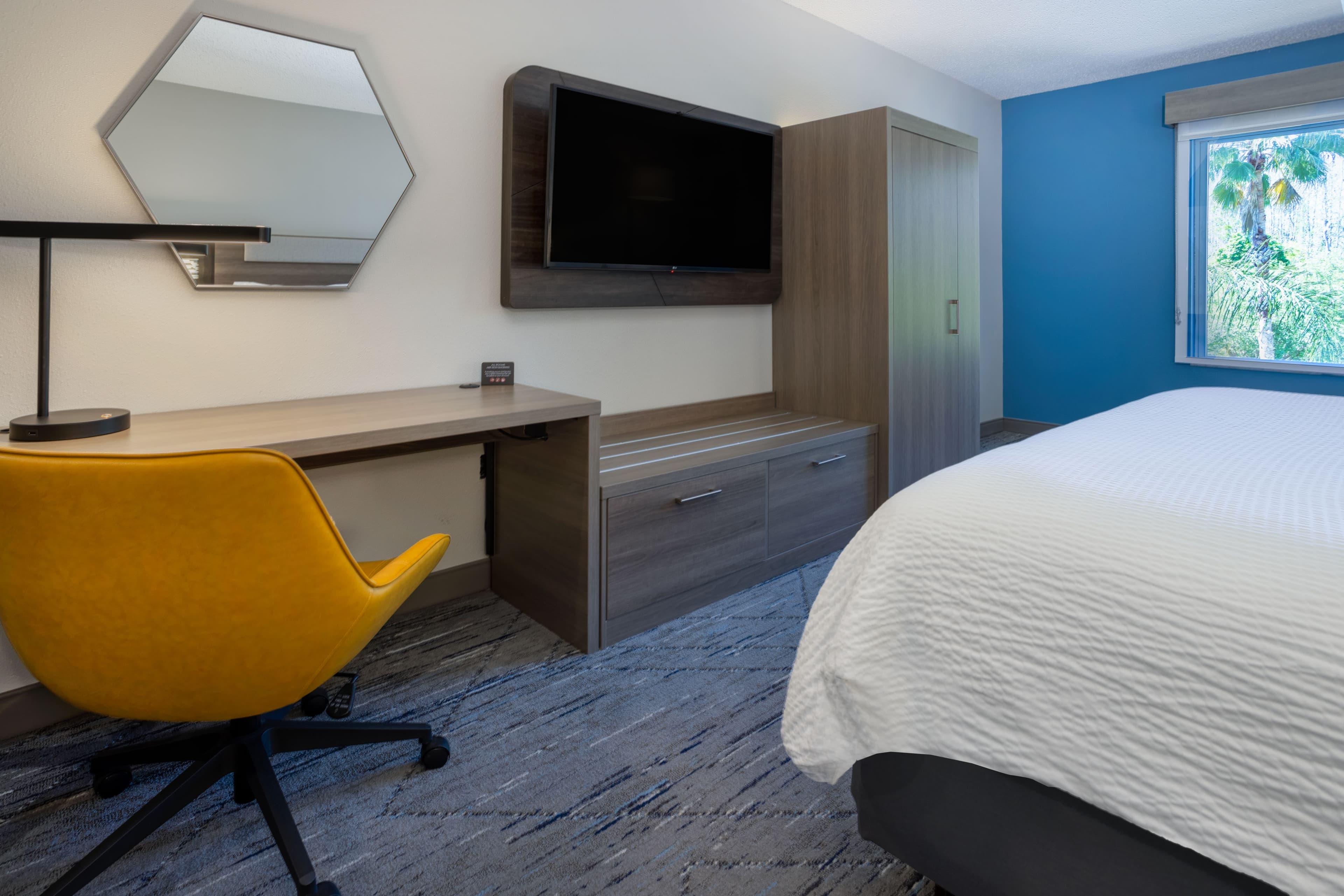 Holiday Inn Express & Suites Tampa-I-75 @ Bruce B. Downs — 7
