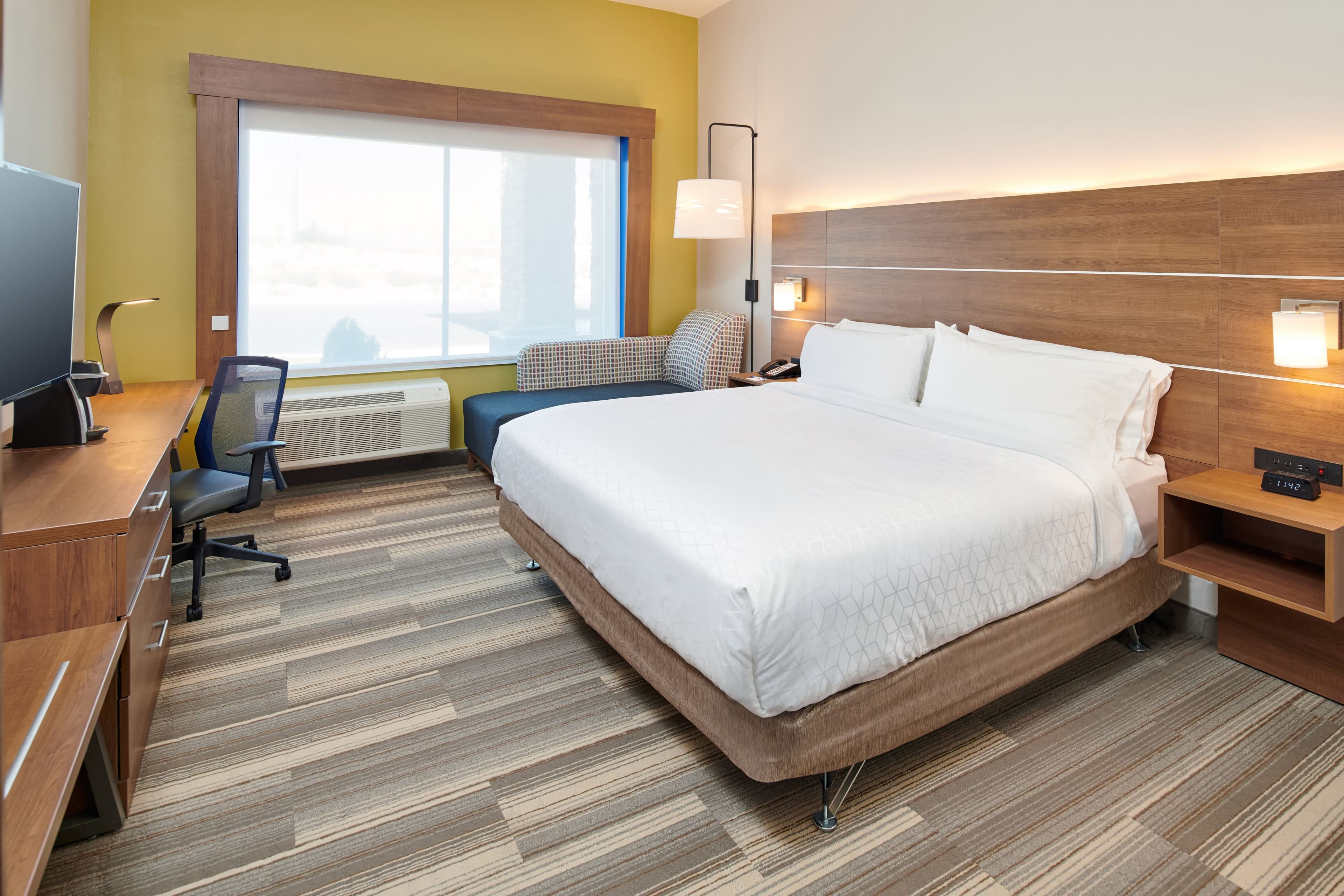 Holiday Inn Express & Suites Taylor - Image 5