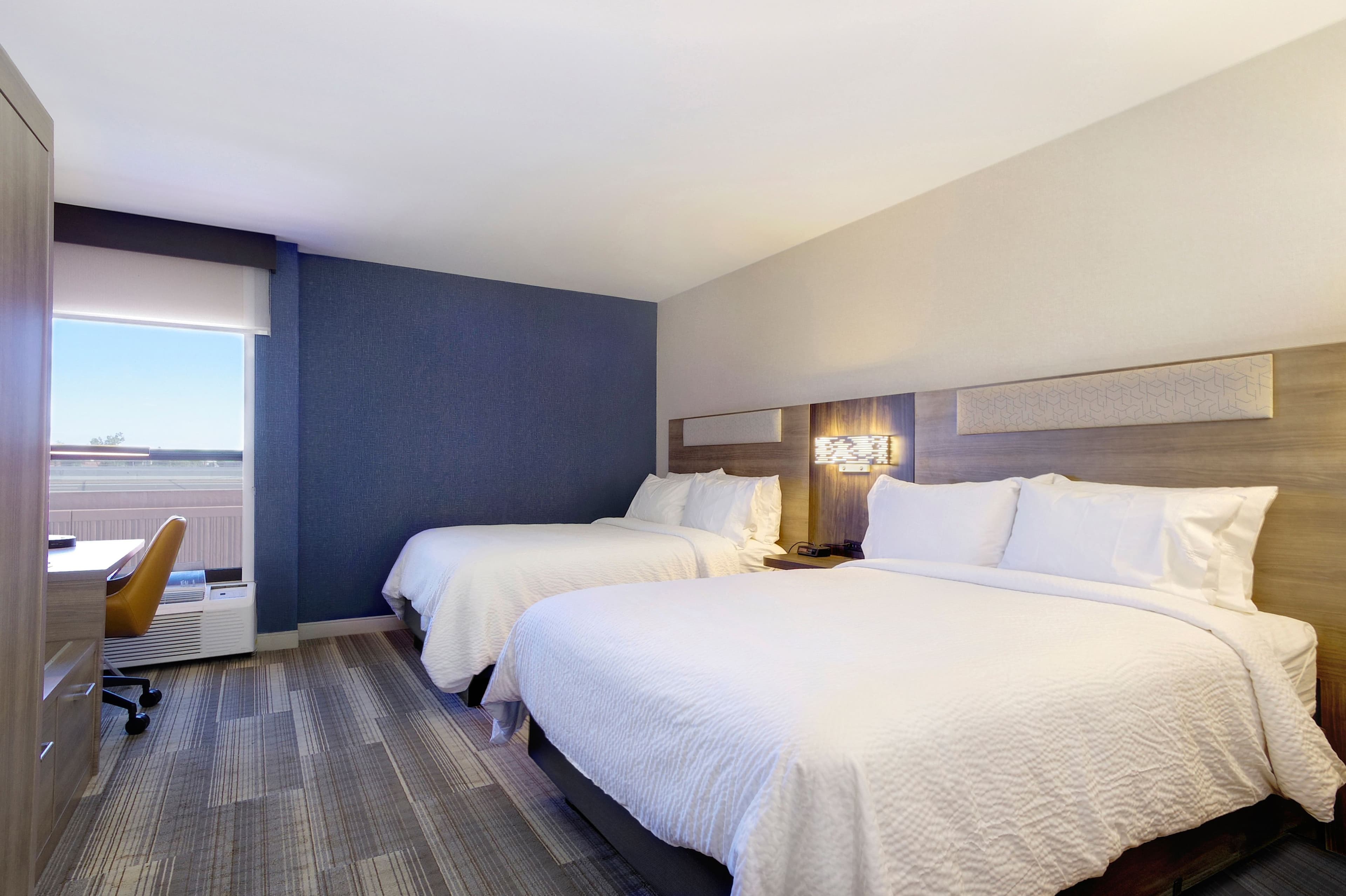 Holiday Inn Express & Suites Phoenix-Tempe — 16