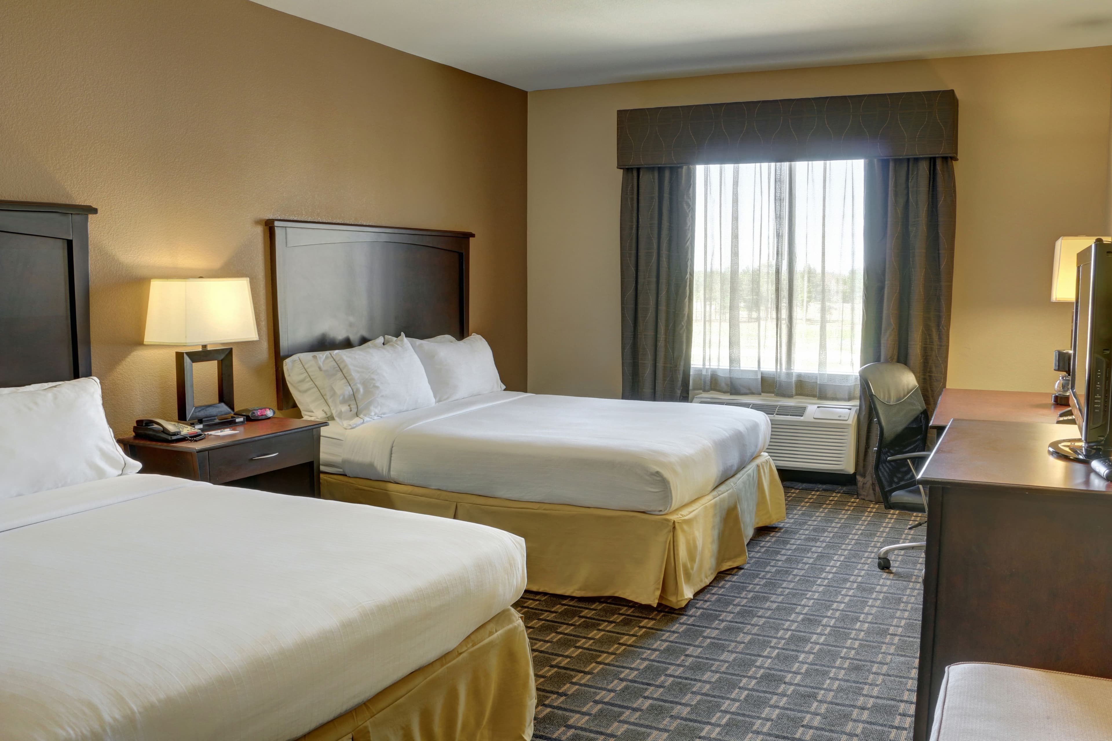Holiday Inn Express & Suites Texarkana East — 12