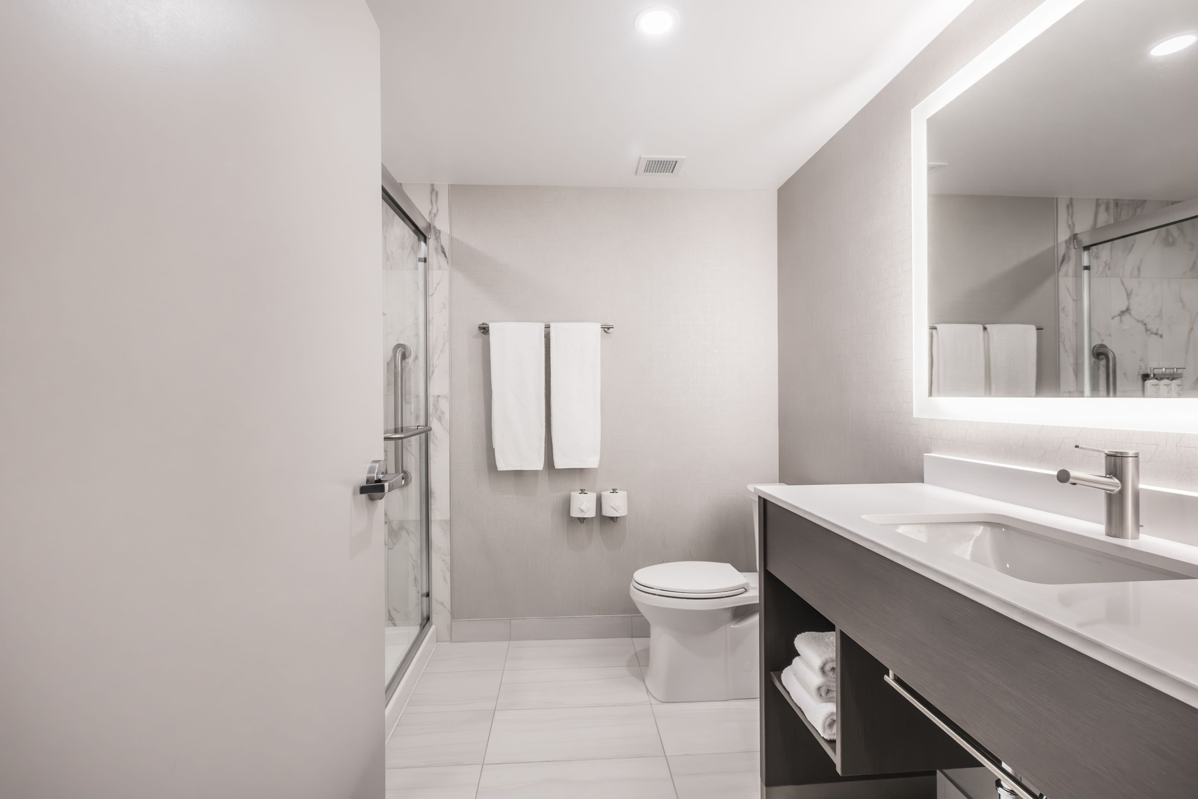 Holiday Inn Express & Suites Toronto Airport South - Image 5