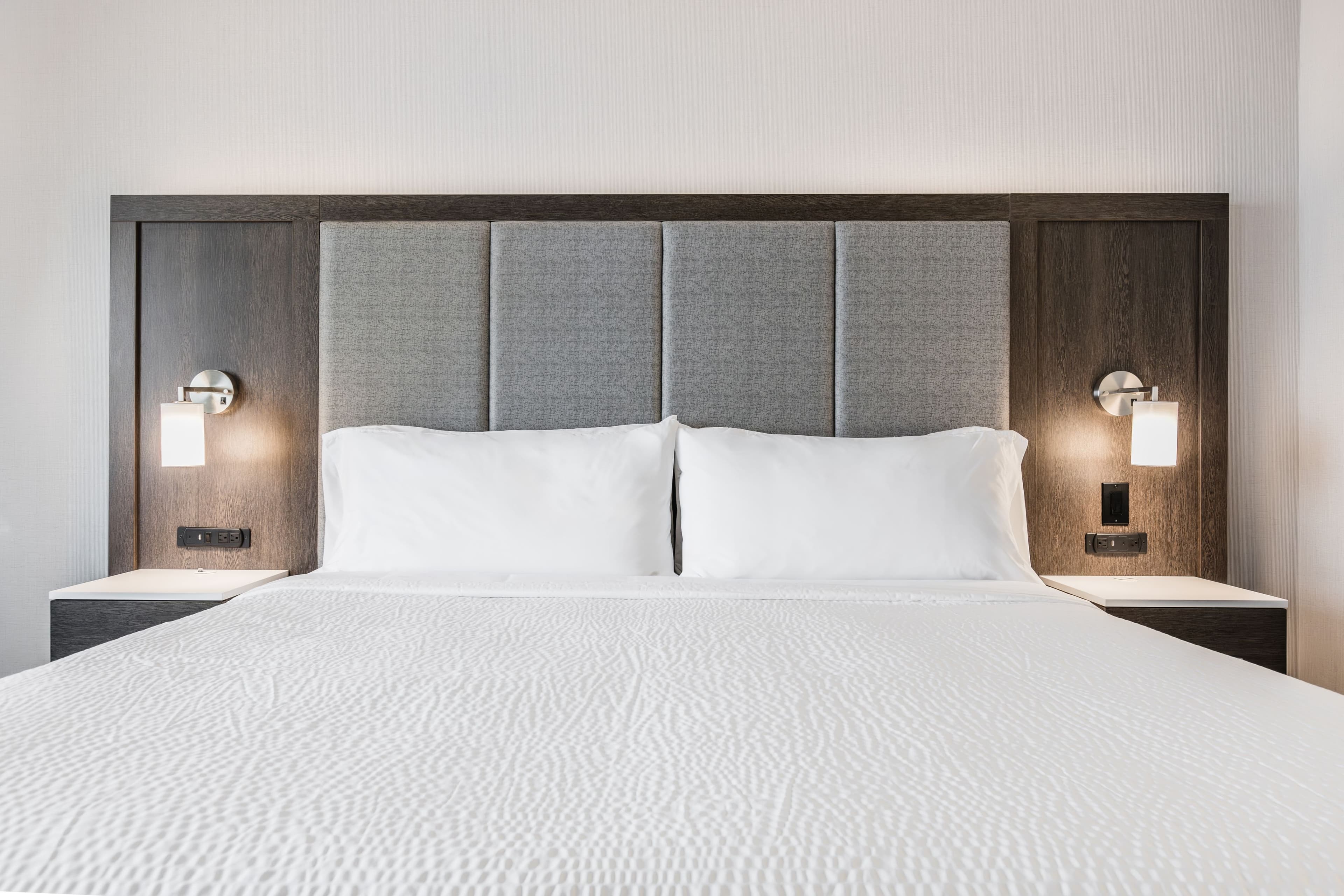 Holiday Inn Express & Suites Toronto Airport South — 54
