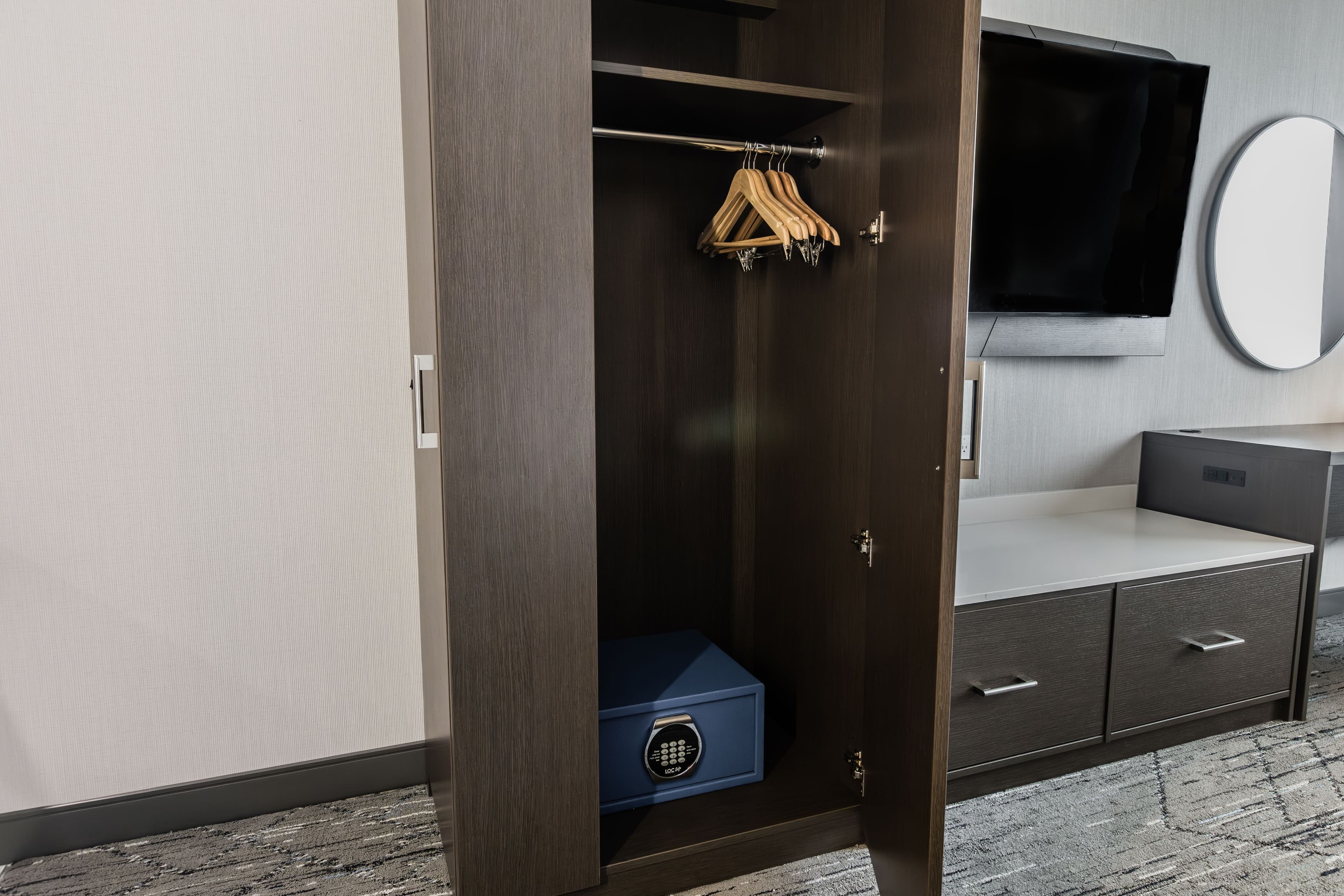 Holiday Inn Express & Suites Toronto Airport South — 11