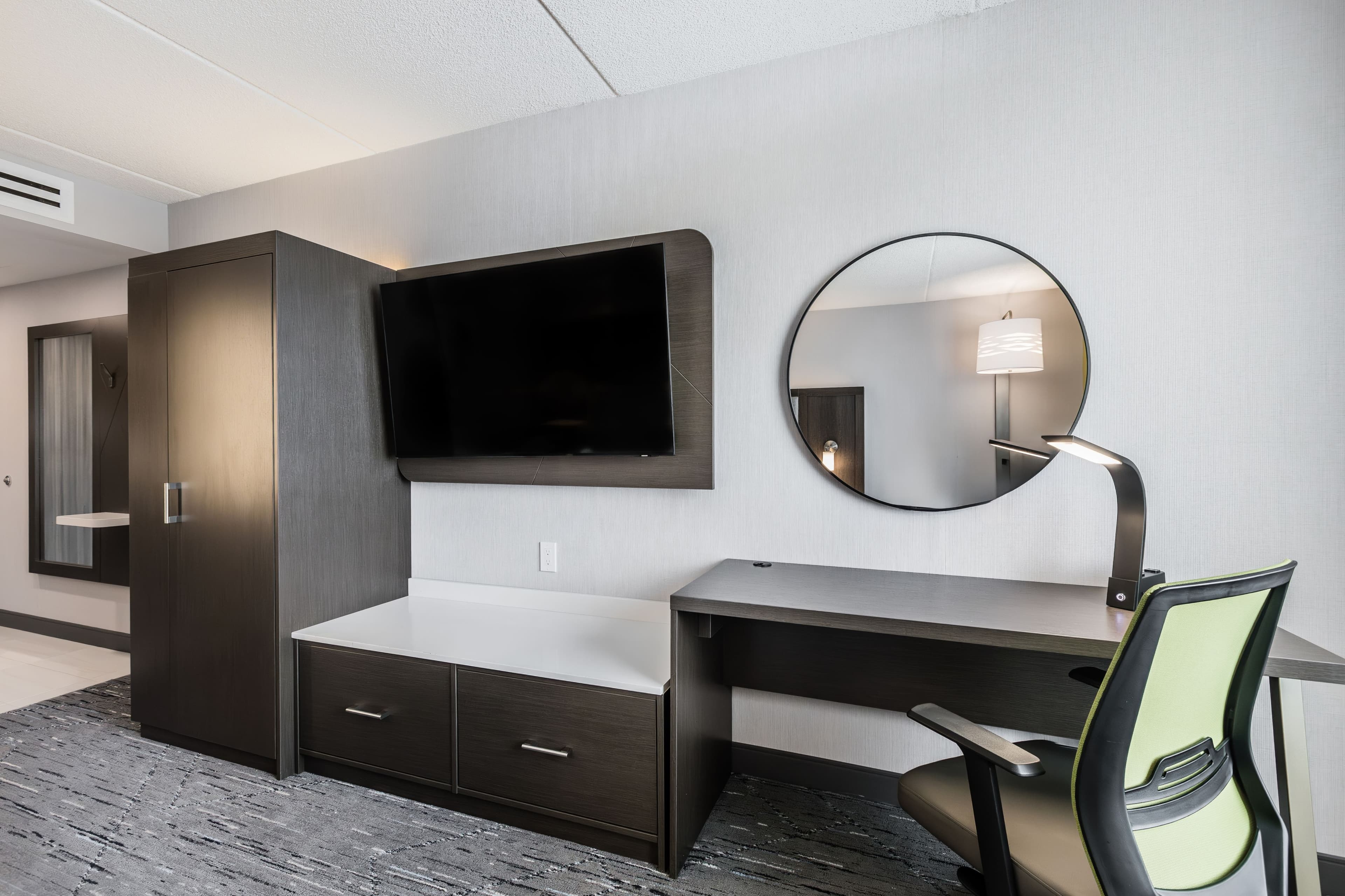 Holiday Inn Express & Suites Toronto Airport South - Image 4