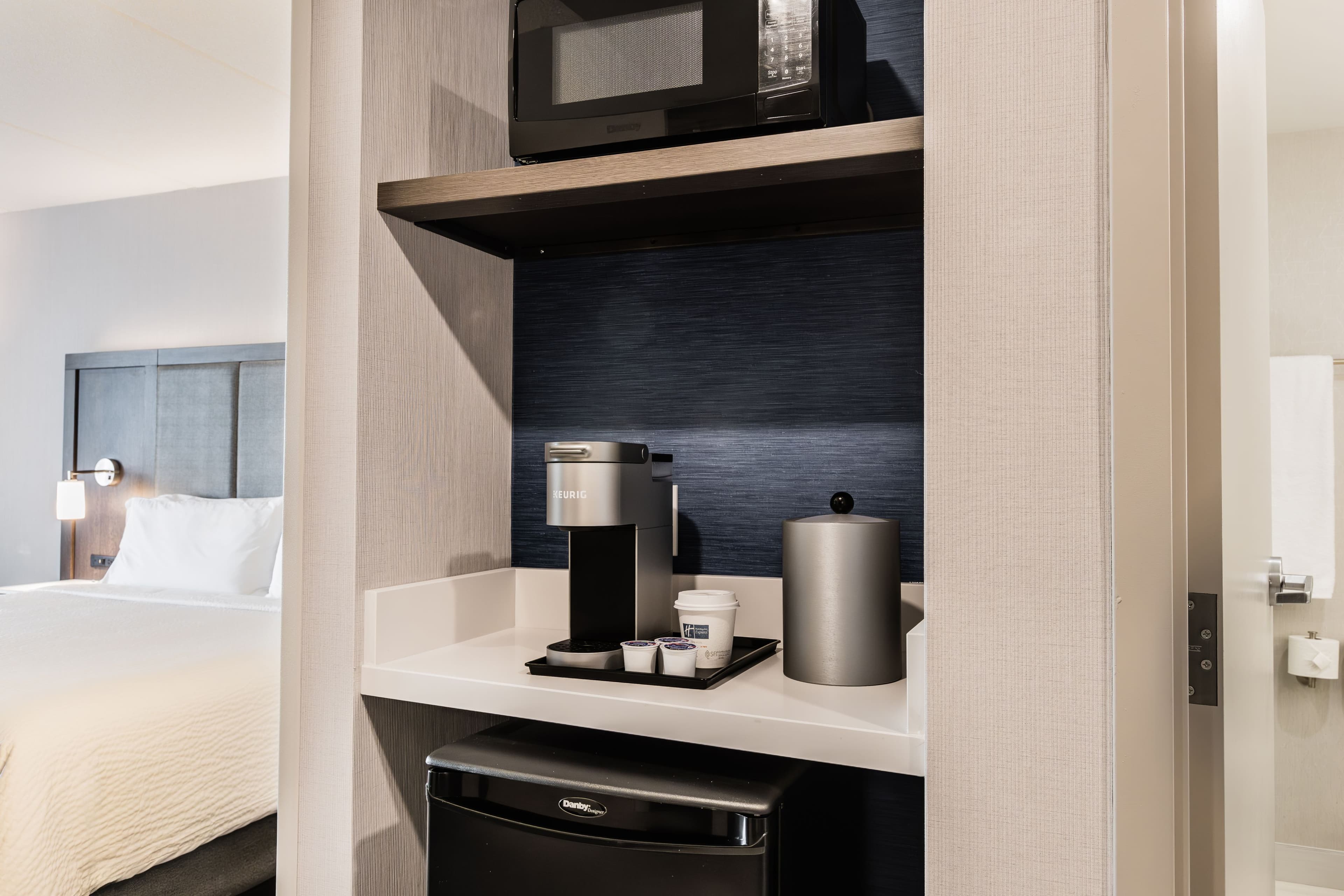 Holiday Inn Express & Suites Toronto Airport South — 12