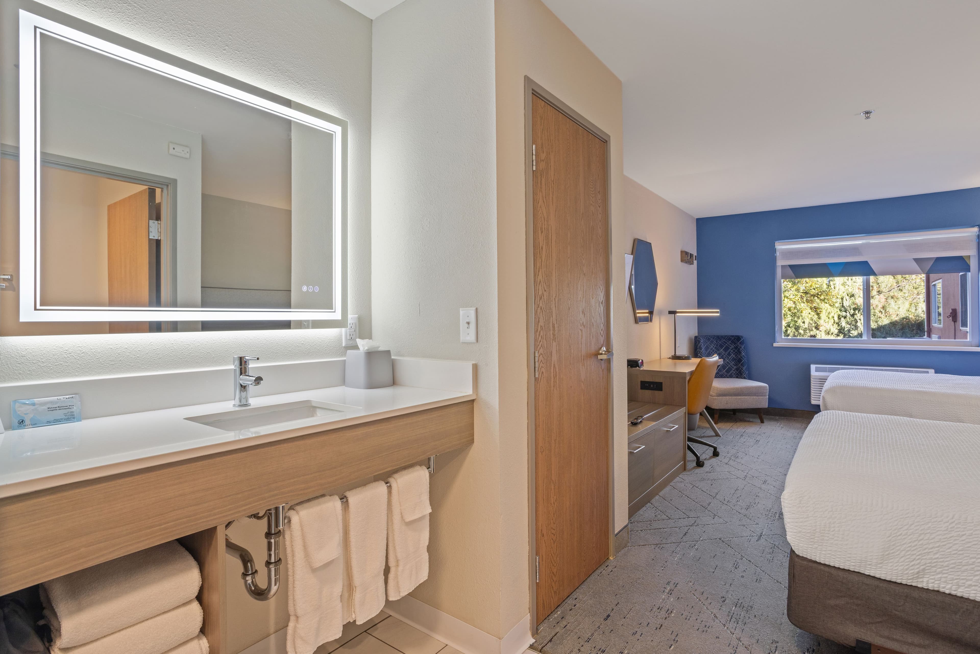 Holiday Inn Express & Suites Torrington — 16
