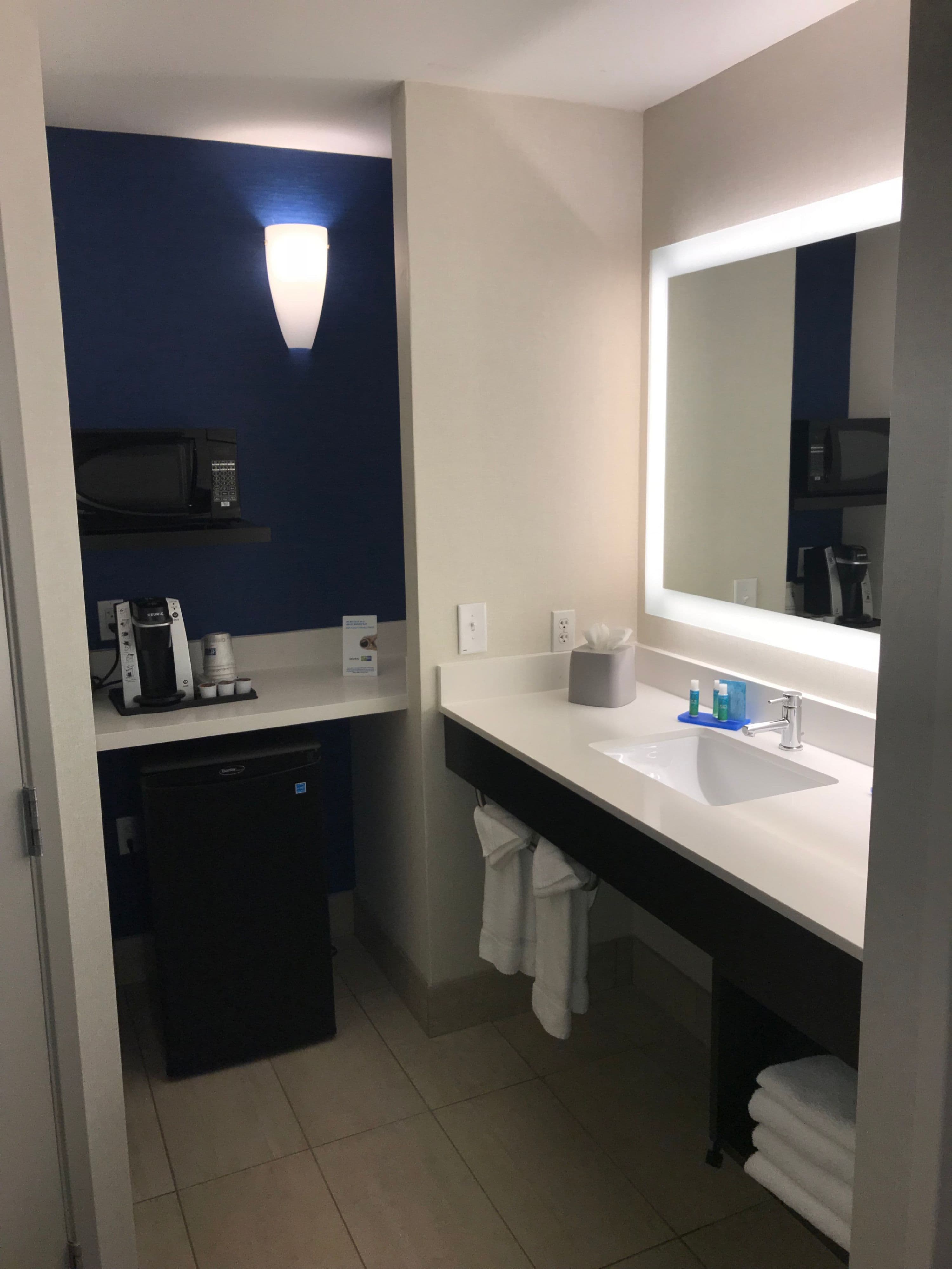 Holiday Inn Express & Suites Tracy — 6