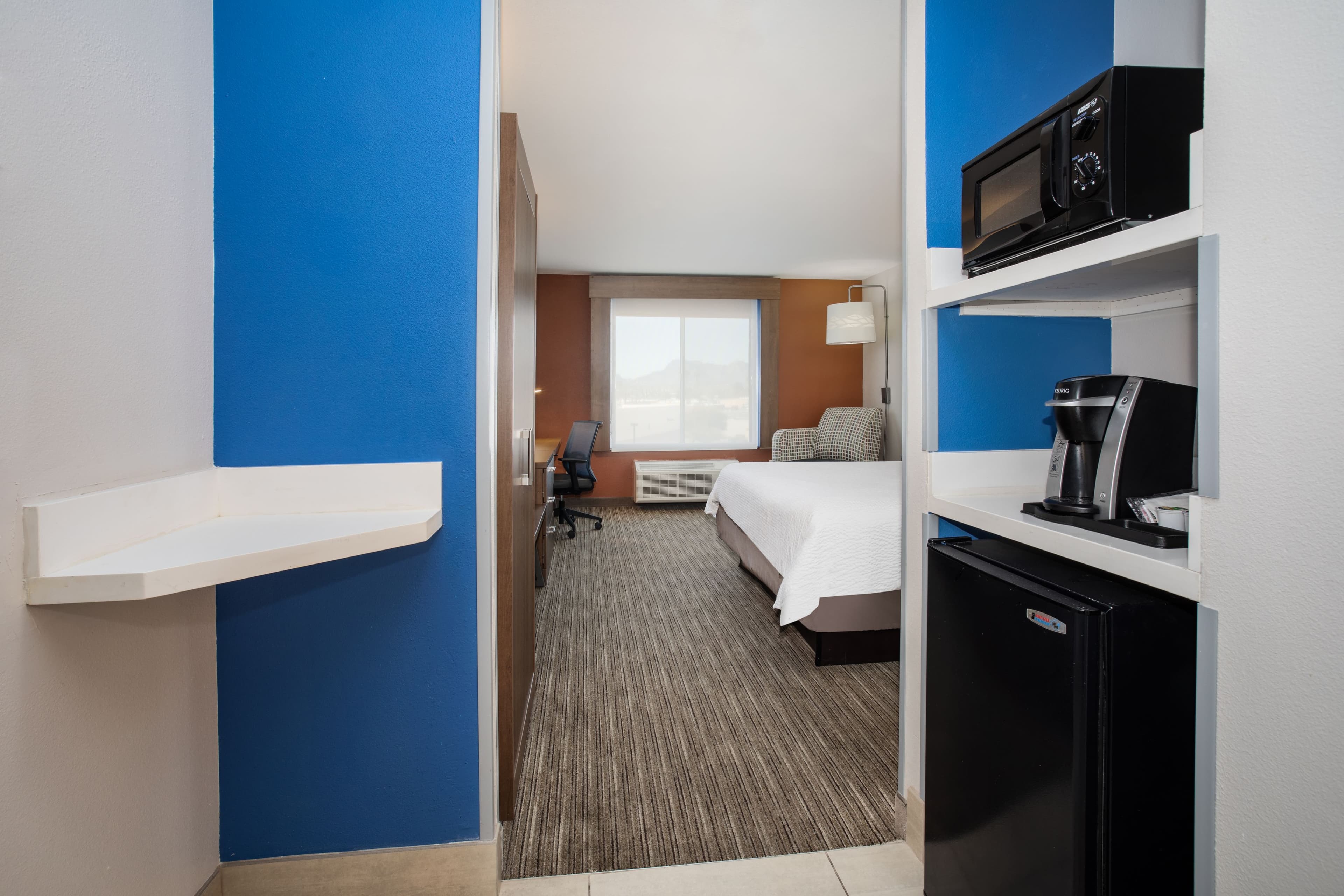 Holiday Inn Express & Suites Tucson — 7