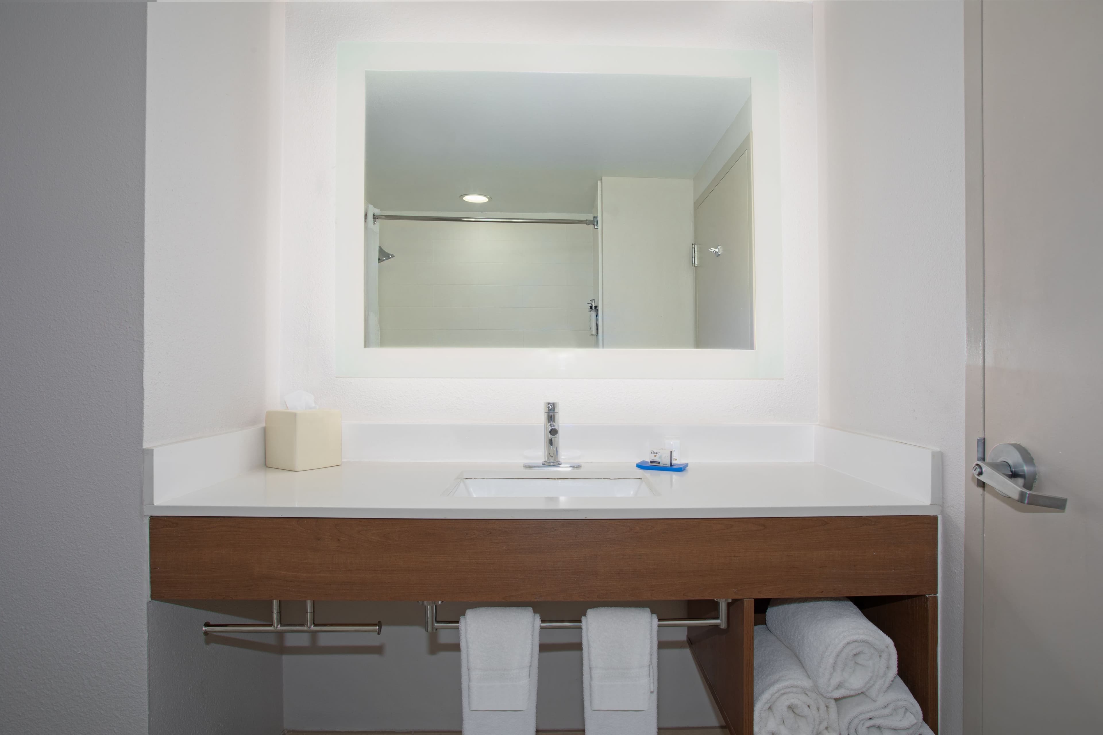 Holiday Inn Express & Suites Tucson — 8