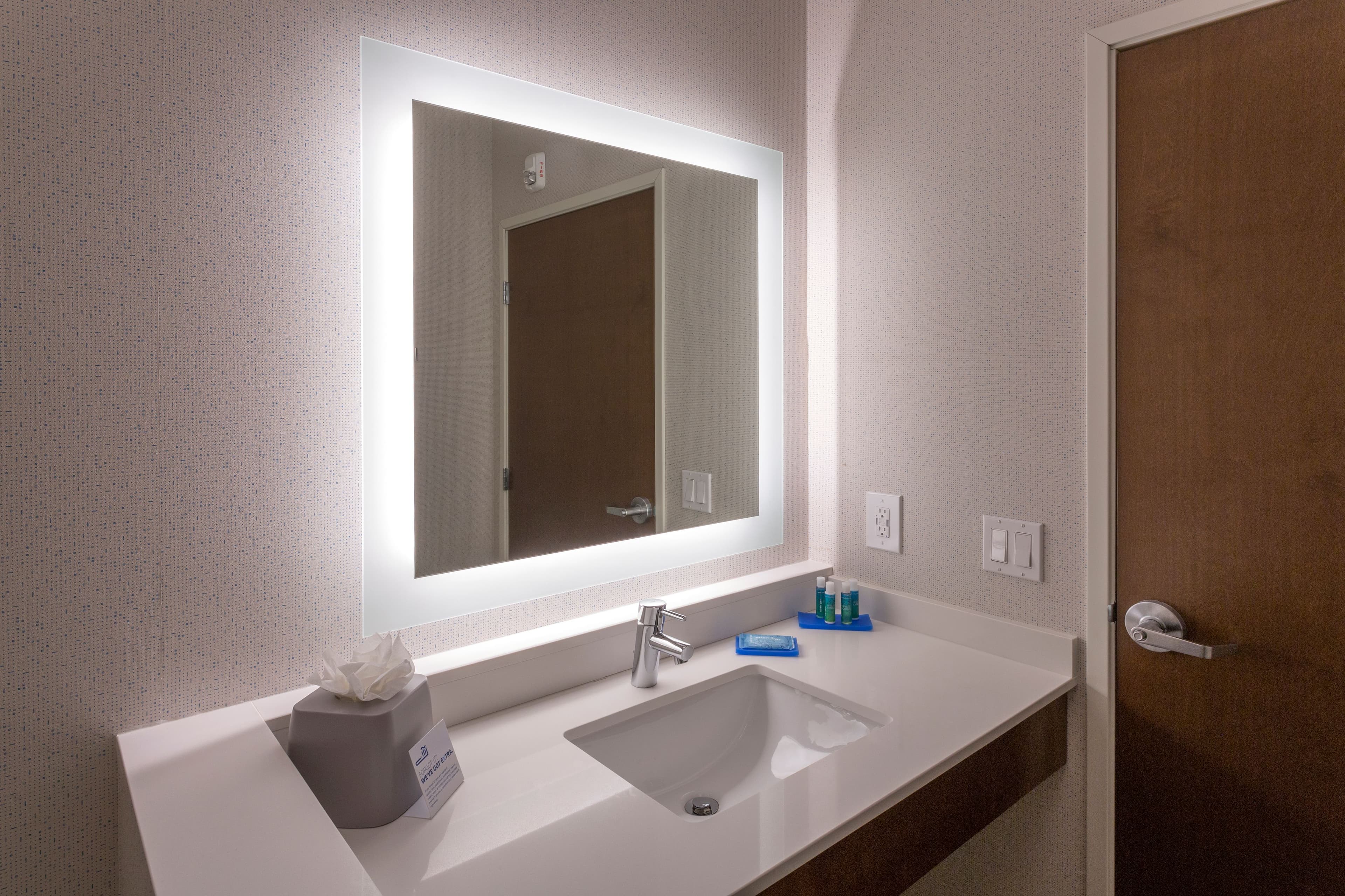 Holiday Inn Express & Suites Seattle South - Tukwila — 8