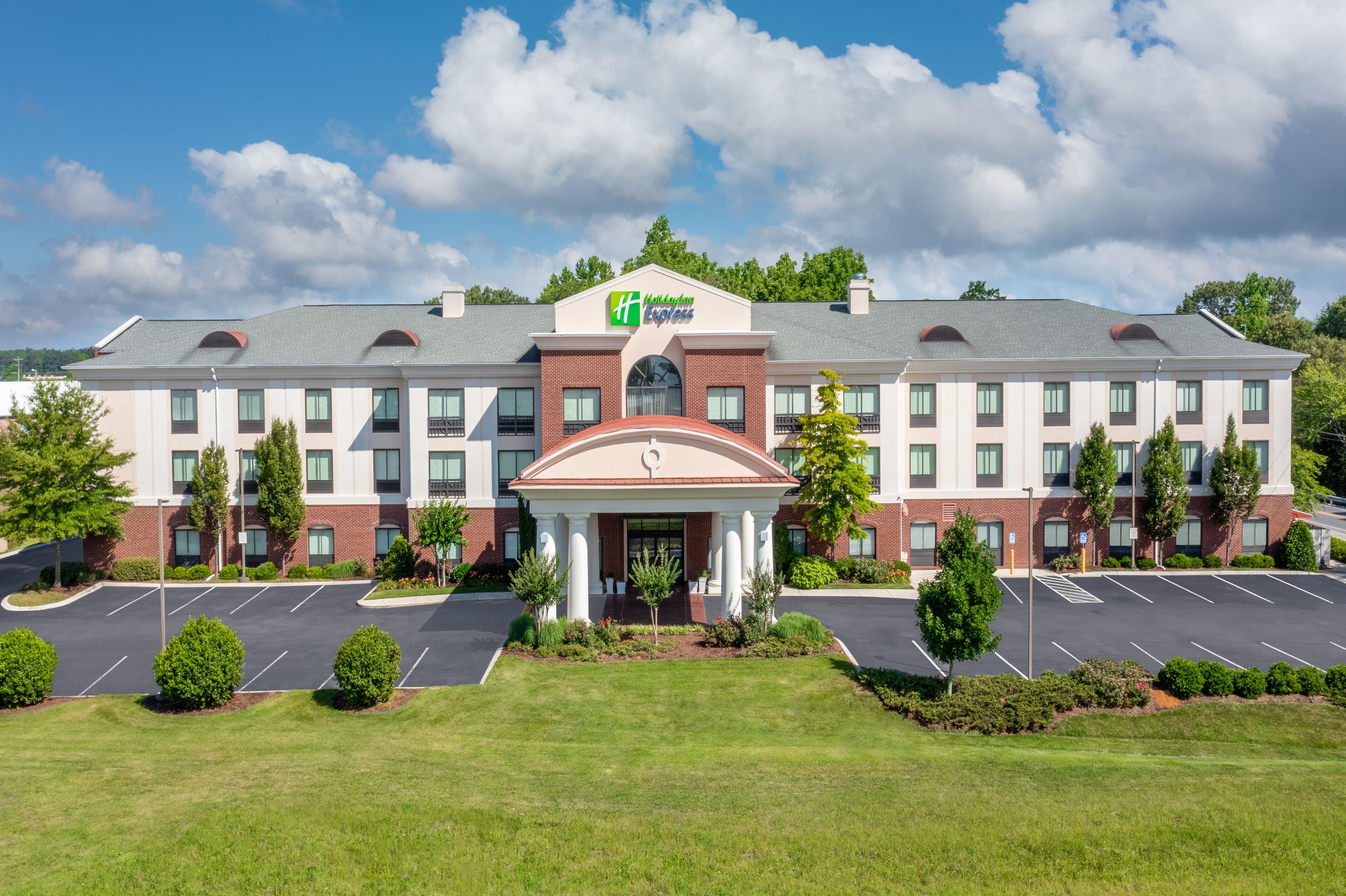 Holiday Inn Express & Suites Tullahoma - Image 1