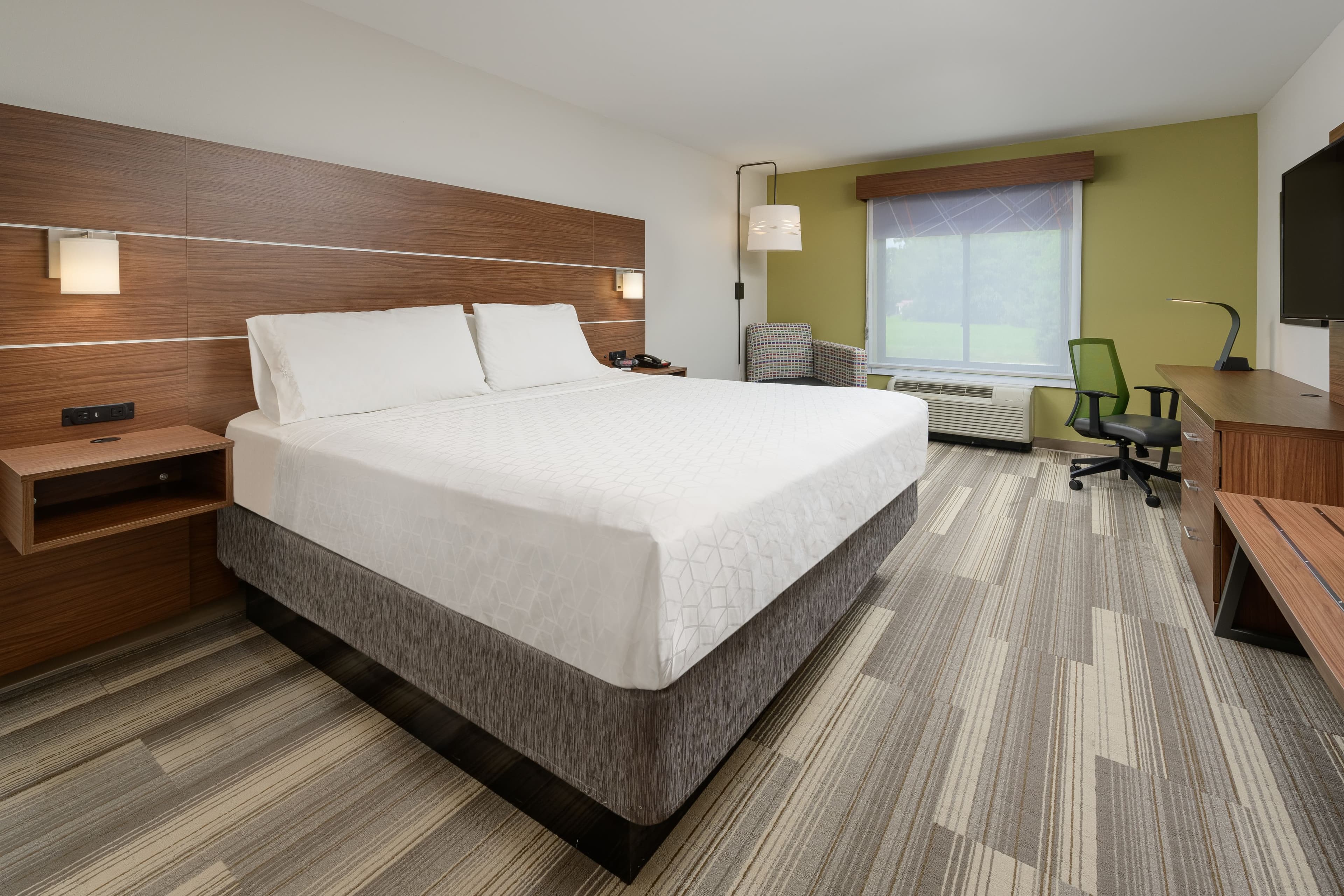 Holiday Inn Express & Suites Tullahoma - Image 2